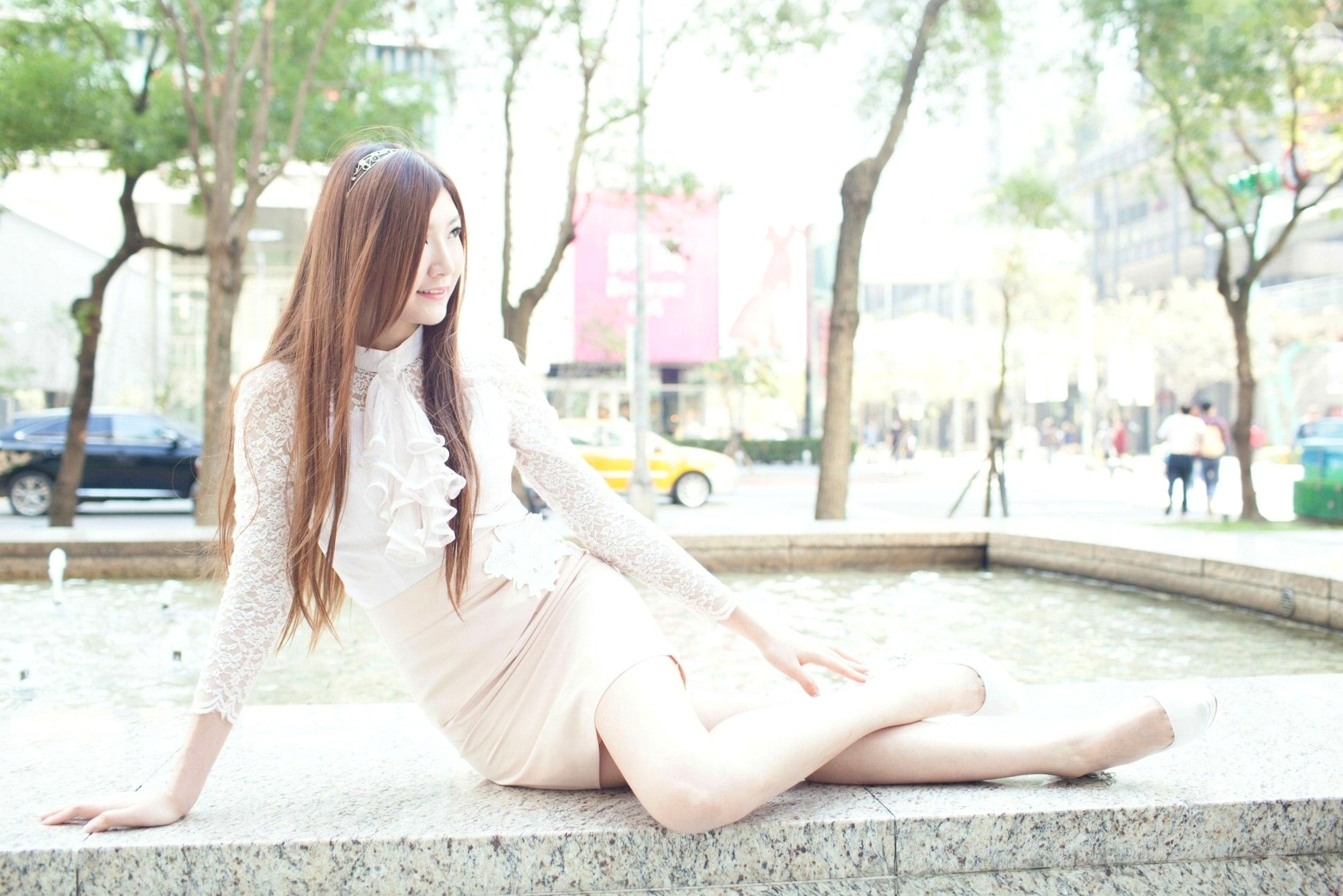 台湾正妹Michelle小羽《信義區街拍》白色蕾丝衬衫+包臀短裙写真集,清纯职场风女神街拍
