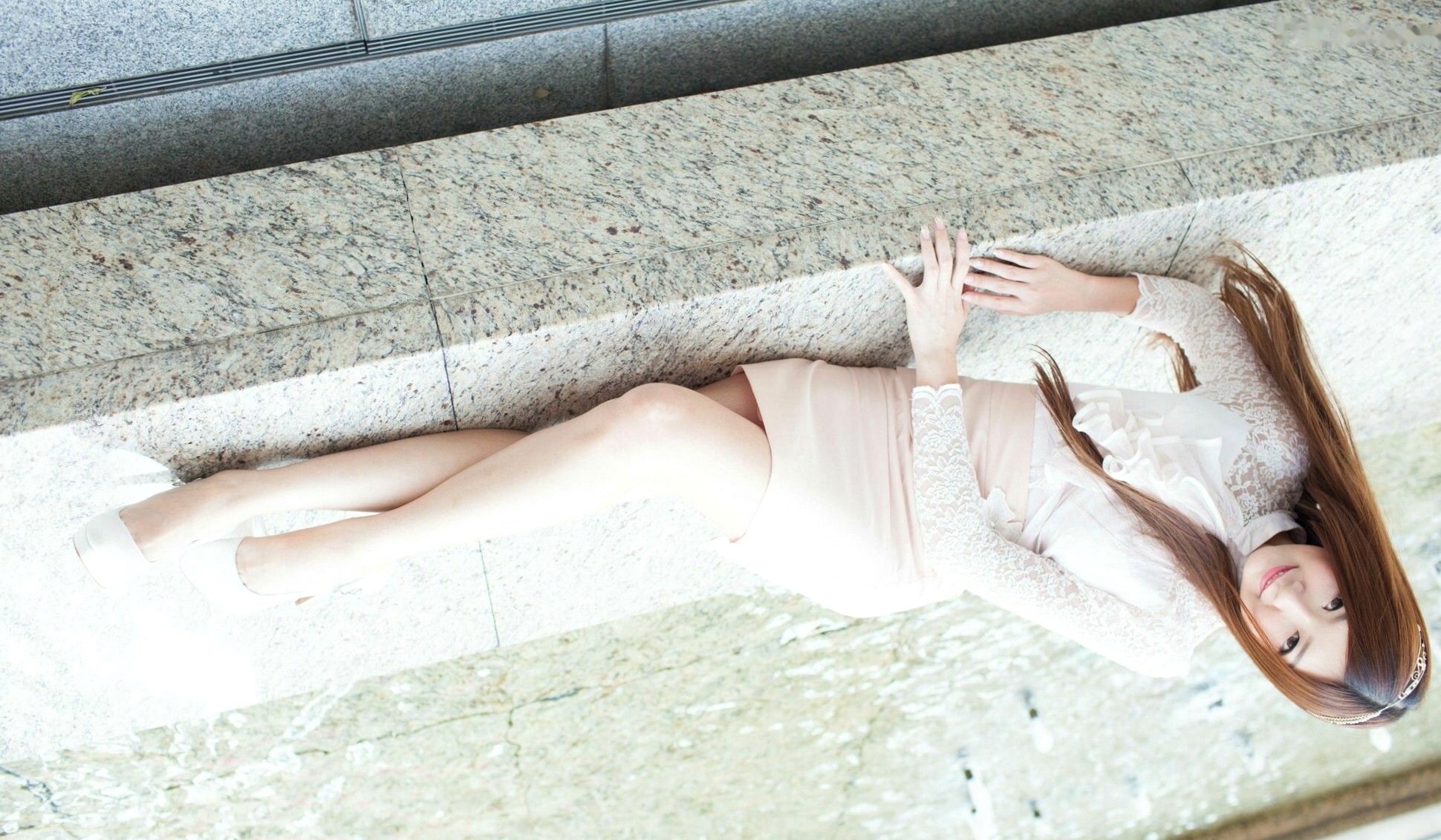 台湾正妹Michelle小羽《信義區街拍》白色蕾丝衬衫+包臀短裙写真集,清纯职场风女神街拍