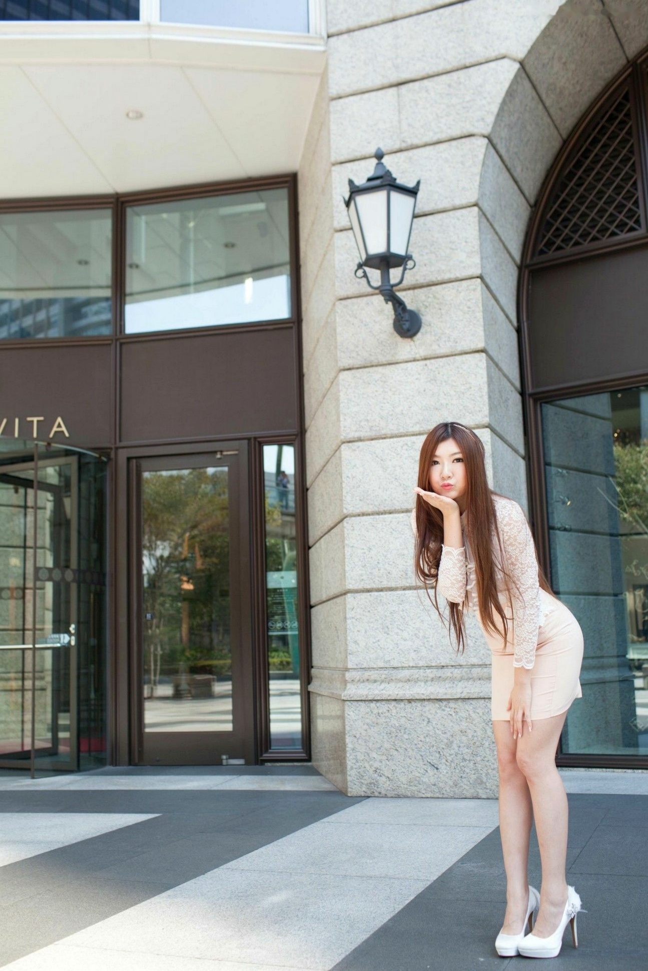 台湾正妹Michelle小羽《信義區街拍》白色蕾丝衬衫+包臀短裙写真集,清纯职场风女神街拍