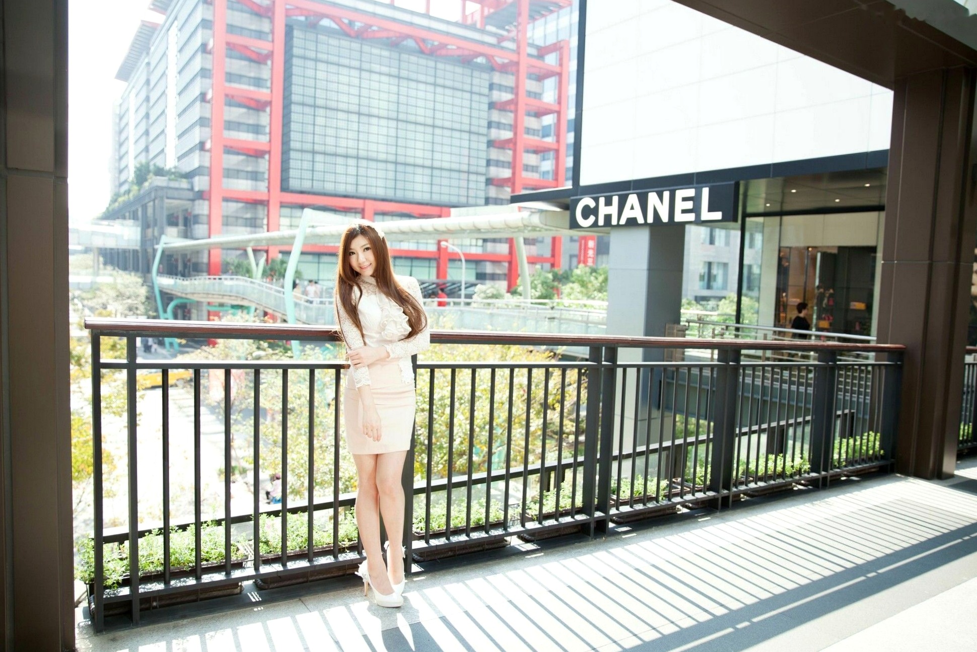 台湾正妹Michelle小羽《信義區街拍》白色蕾丝衬衫+包臀短裙写真集,清纯职场风女神街拍