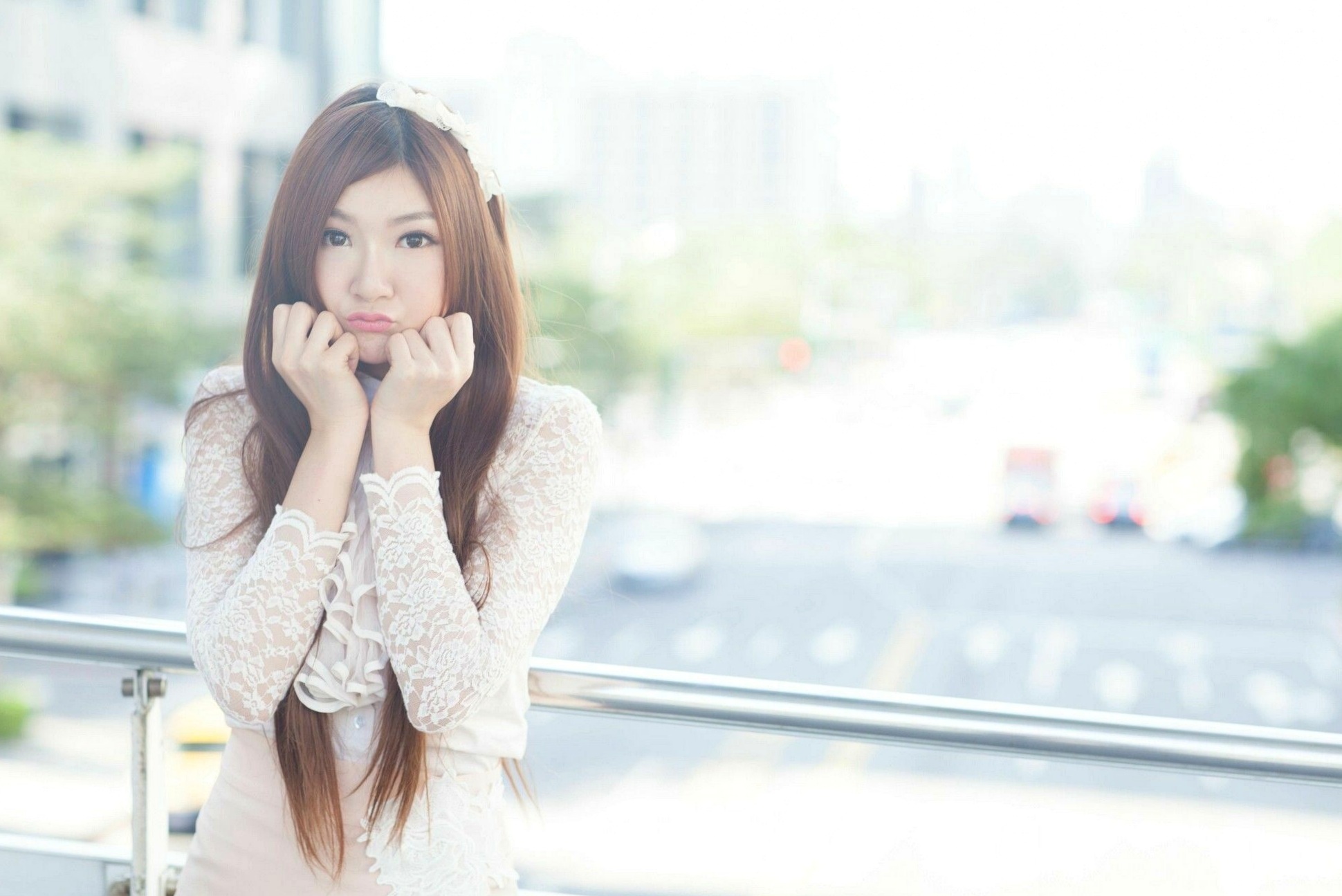 台湾正妹Michelle小羽《信義區街拍》白色蕾丝衬衫+包臀短裙写真集,清纯职场风女神街拍
