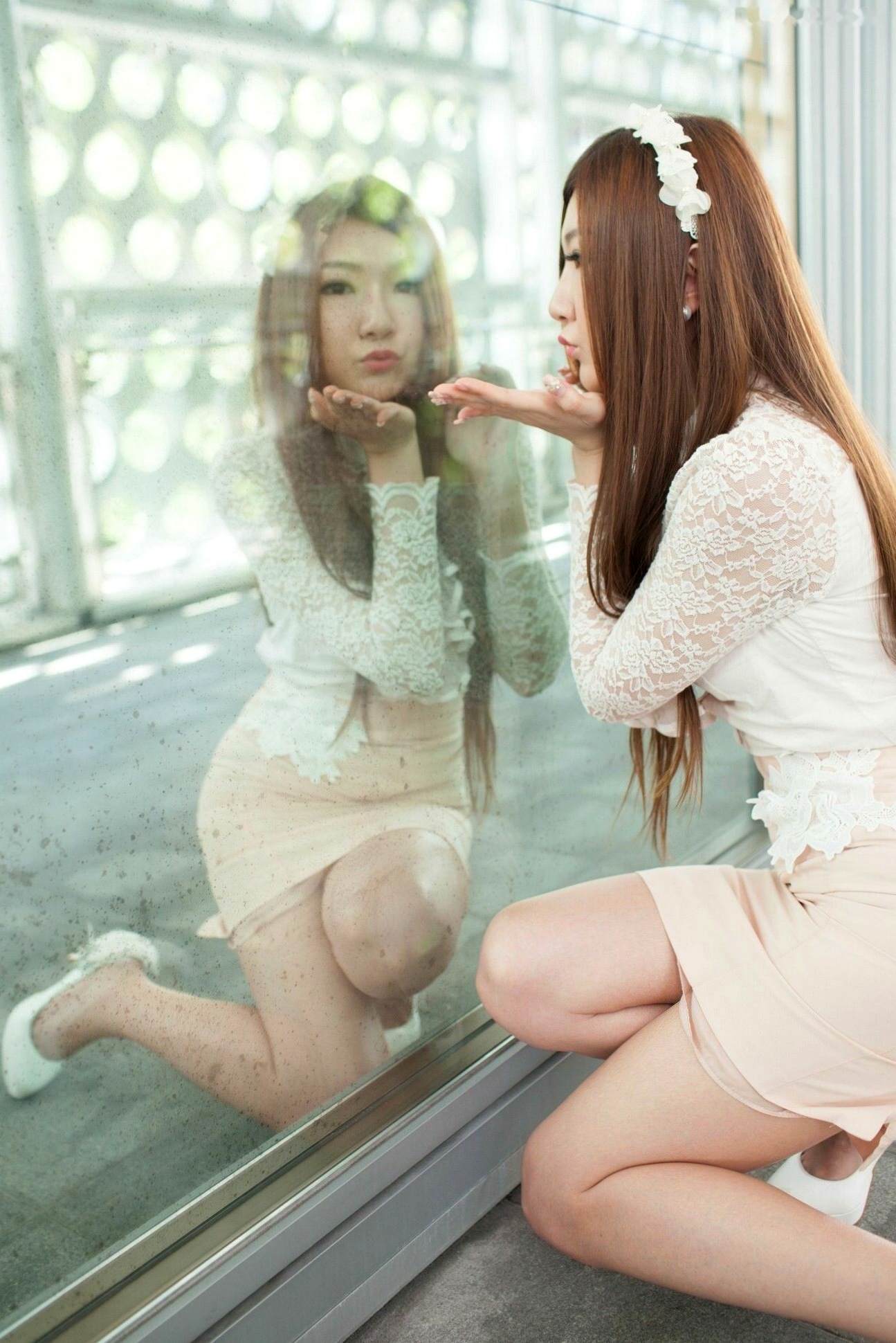 台湾正妹Michelle小羽《信義區街拍》白色蕾丝衬衫+包臀短裙写真集,清纯职场风女神街拍