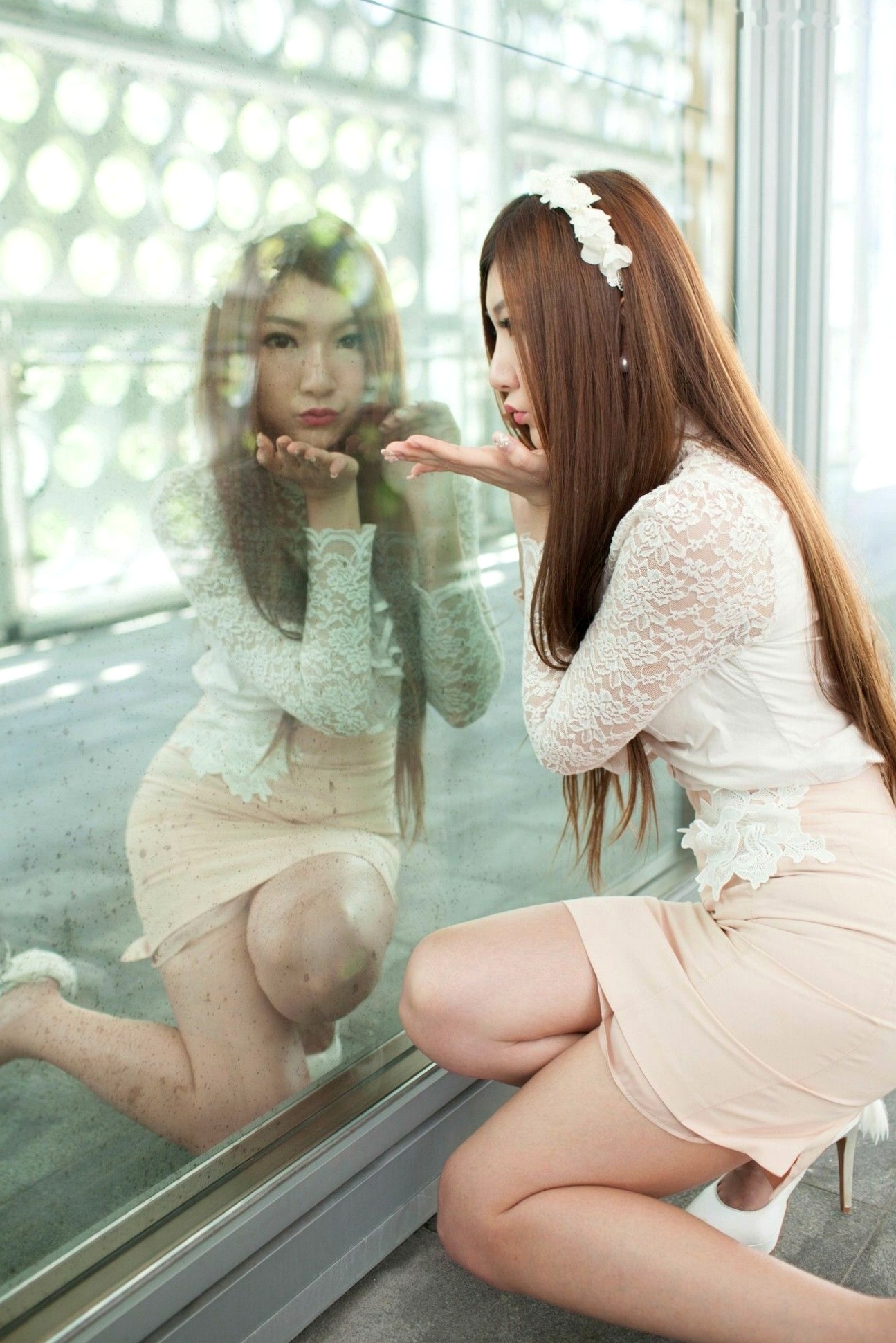 台湾正妹Michelle小羽《信義區街拍》白色蕾丝衬衫+包臀短裙写真集,清纯职场风女神街拍