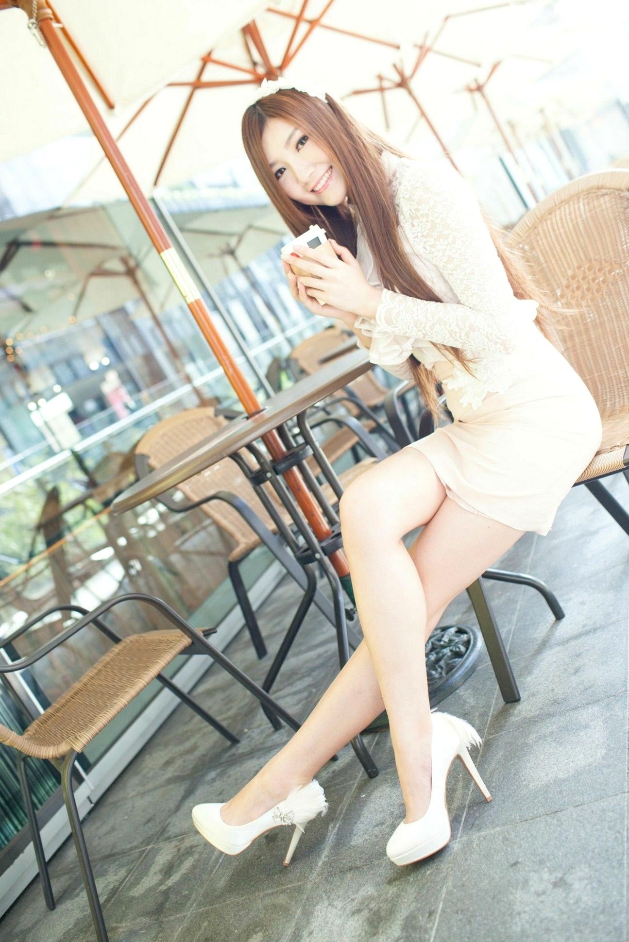 台湾正妹Michelle小羽《信義區街拍》白色蕾丝衬衫+包臀短裙写真集,清纯职场风女神街拍