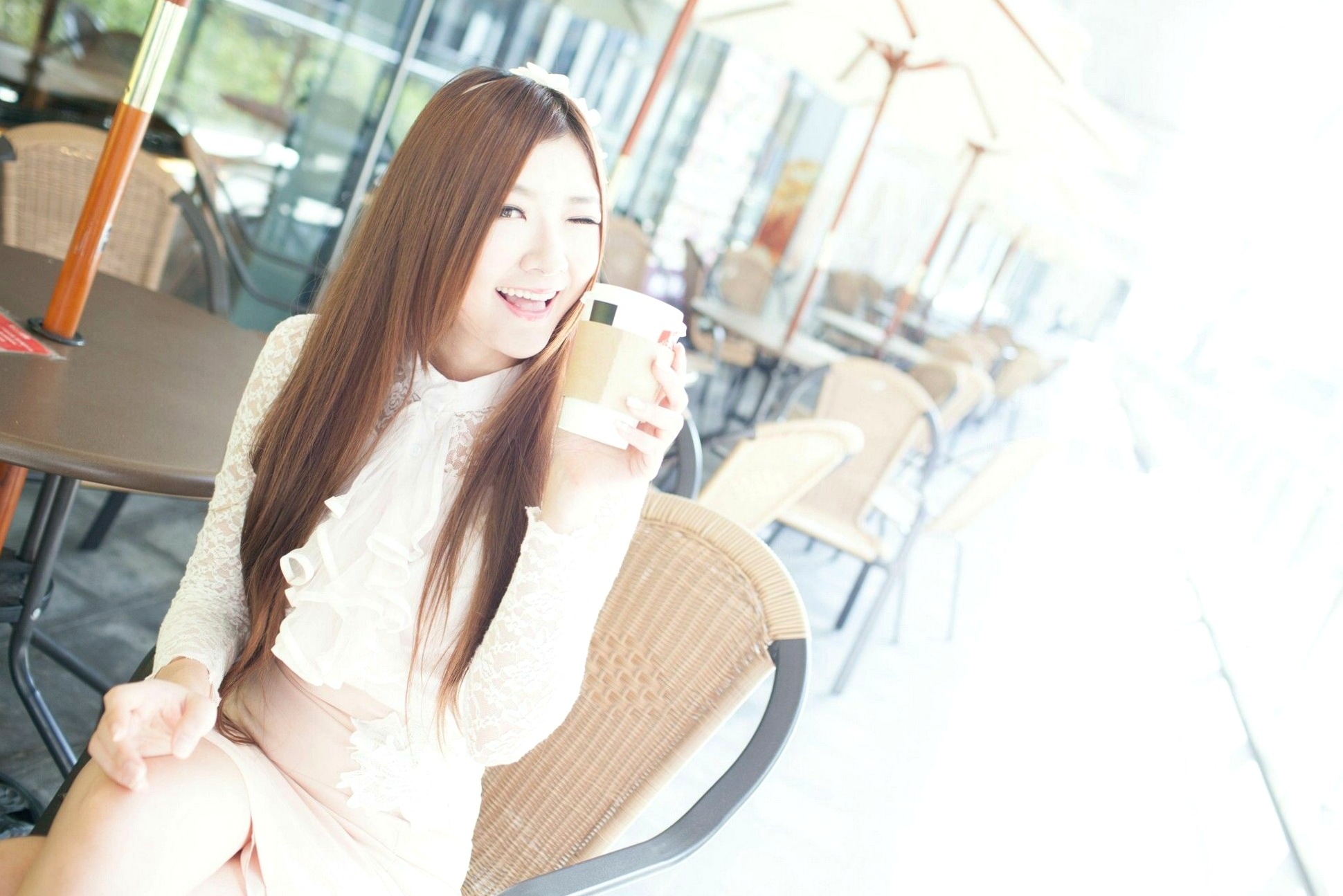 台湾正妹Michelle小羽《信義區街拍》白色蕾丝衬衫+包臀短裙写真集,清纯职场风女神街拍
