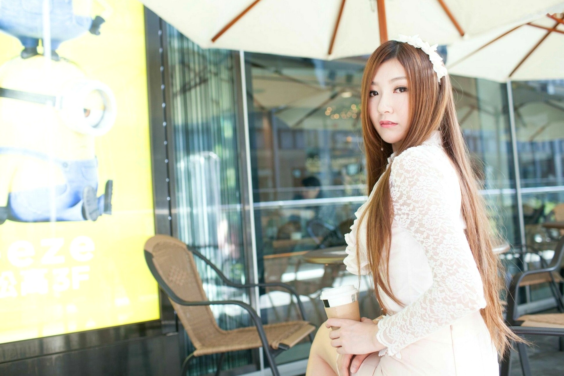 台湾正妹Michelle小羽《信義區街拍》白色蕾丝衬衫+包臀短裙写真集,清纯职场风女神街拍