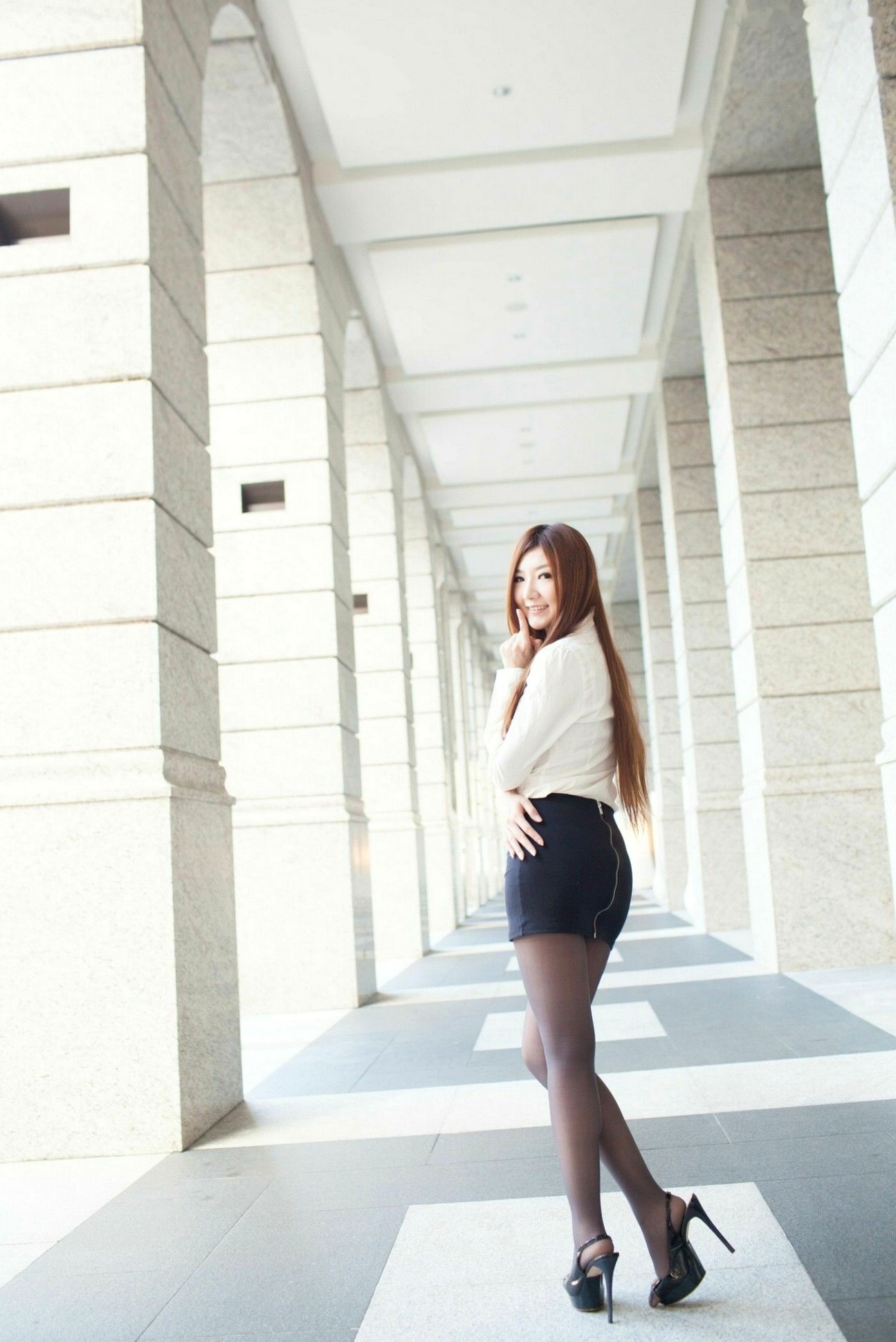 台湾正妹Michelle小羽/谢馥羽《信义区街拍黑丝OL》时尚职场制服诱惑写真集