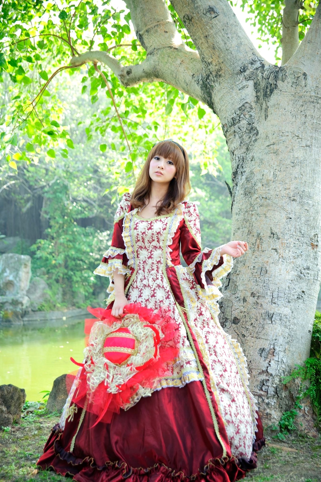 台湾正妹Mikako/果子MM户外唯美写真,华丽宫廷风与清新夏日裙装,双溪公园士林官邸赏心悦目实拍
