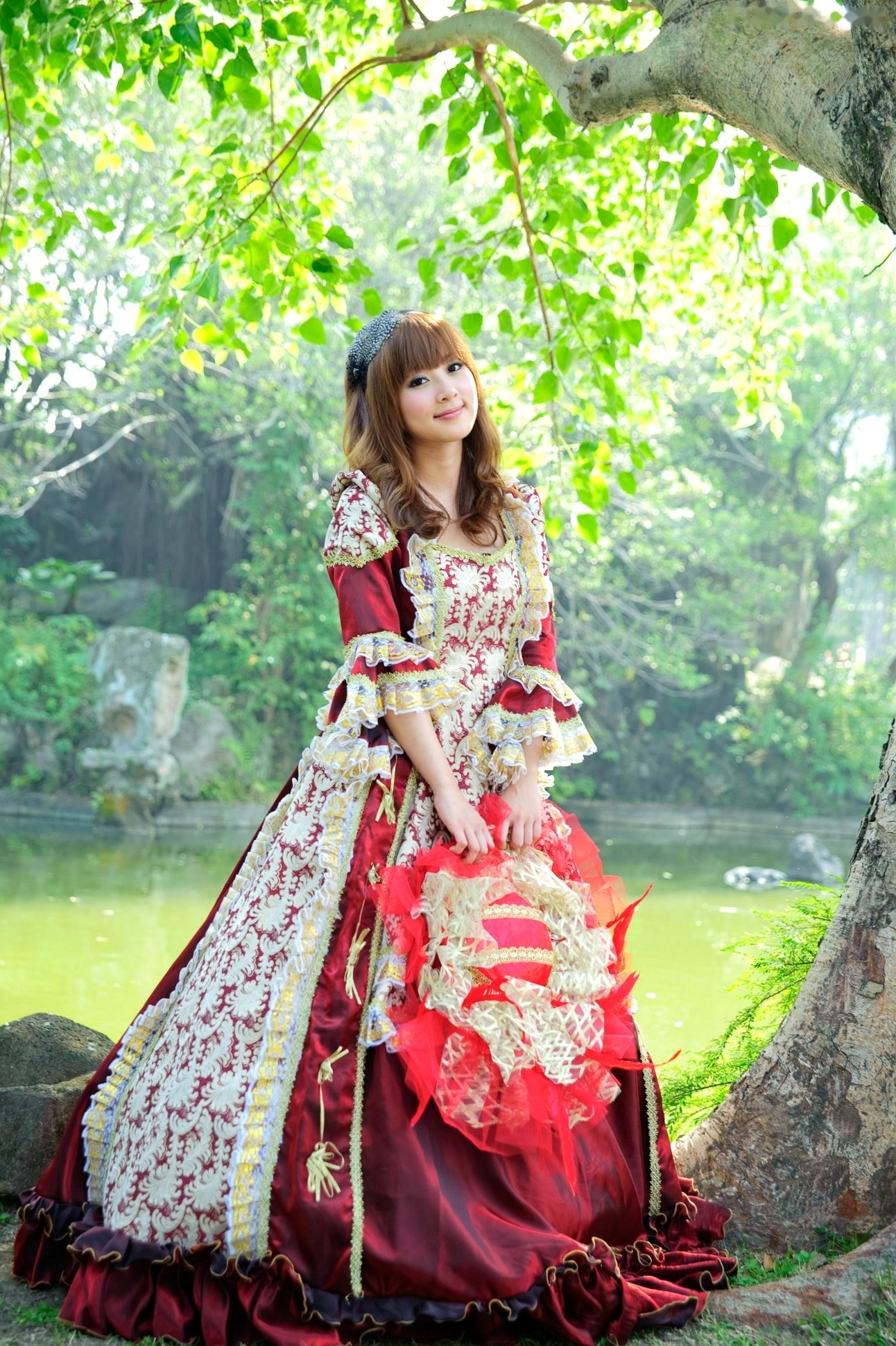 台湾正妹Mikako/果子MM户外唯美写真,华丽宫廷风与清新夏日裙装,双溪公园士林官邸赏心悦目实拍