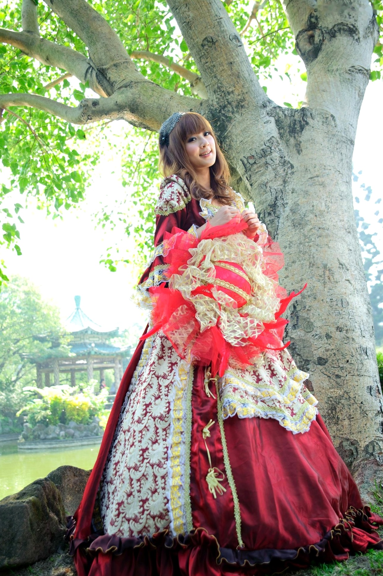 台湾正妹Mikako/果子MM户外唯美写真,华丽宫廷风与清新夏日裙装,双溪公园士林官邸赏心悦目实拍