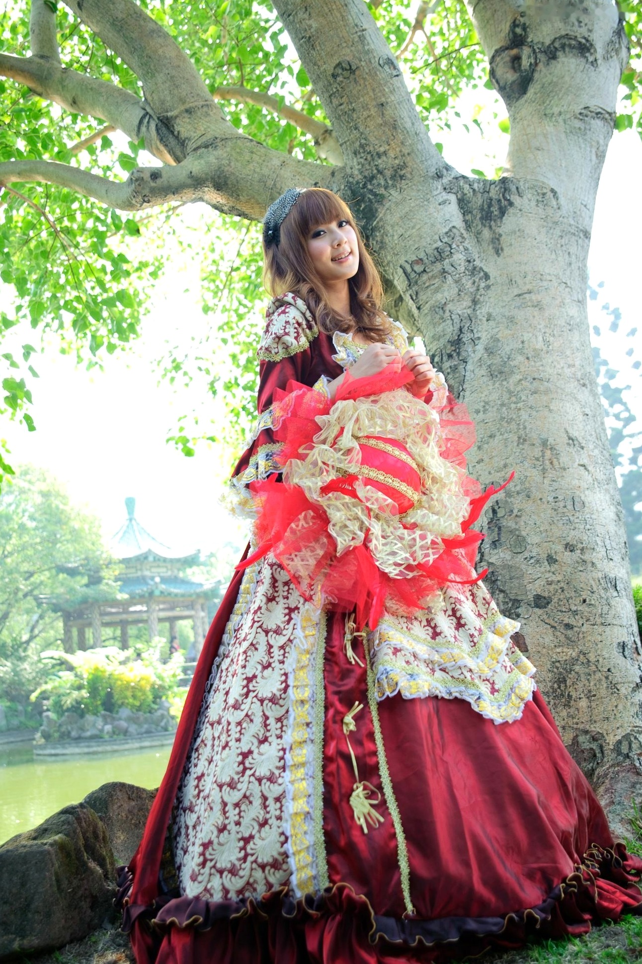 台湾正妹Mikako/果子MM户外唯美写真,华丽宫廷风与清新夏日裙装,双溪公园士林官邸赏心悦目实拍