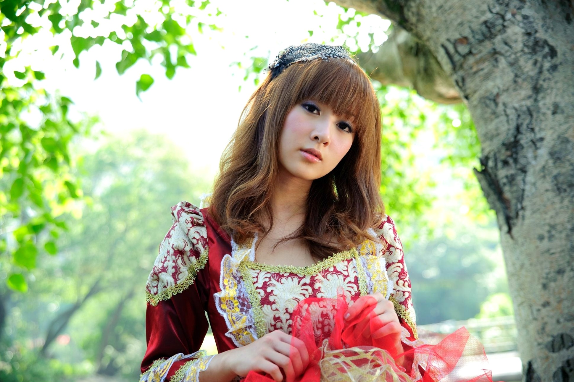 台湾正妹Mikako/果子MM户外唯美写真,华丽宫廷风与清新夏日裙装,双溪公园士林官邸赏心悦目实拍