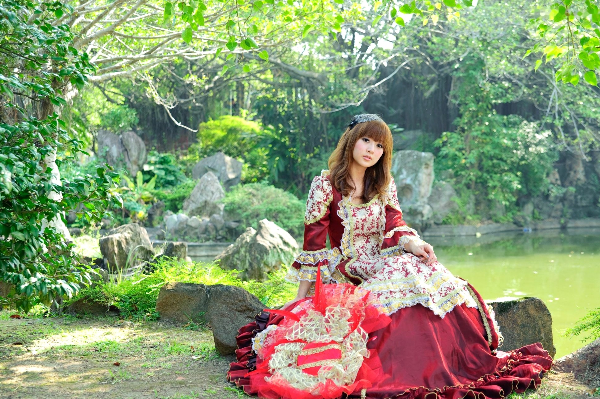台湾正妹Mikako/果子MM户外唯美写真,华丽宫廷风与清新夏日裙装,双溪公园士林官邸赏心悦目实拍