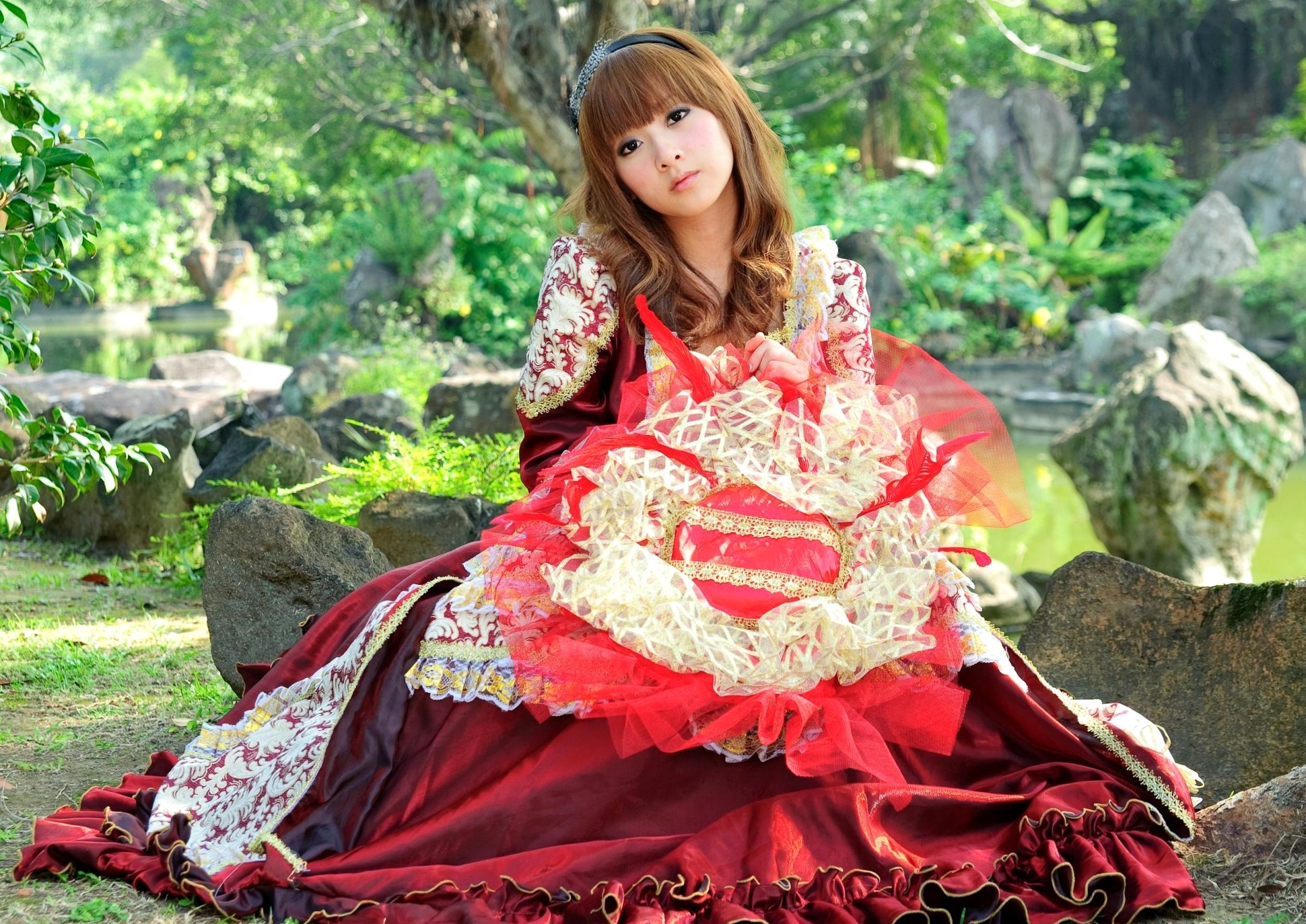 台湾正妹Mikako/果子MM户外唯美写真,华丽宫廷风与清新夏日裙装,双溪公园士林官邸赏心悦目实拍