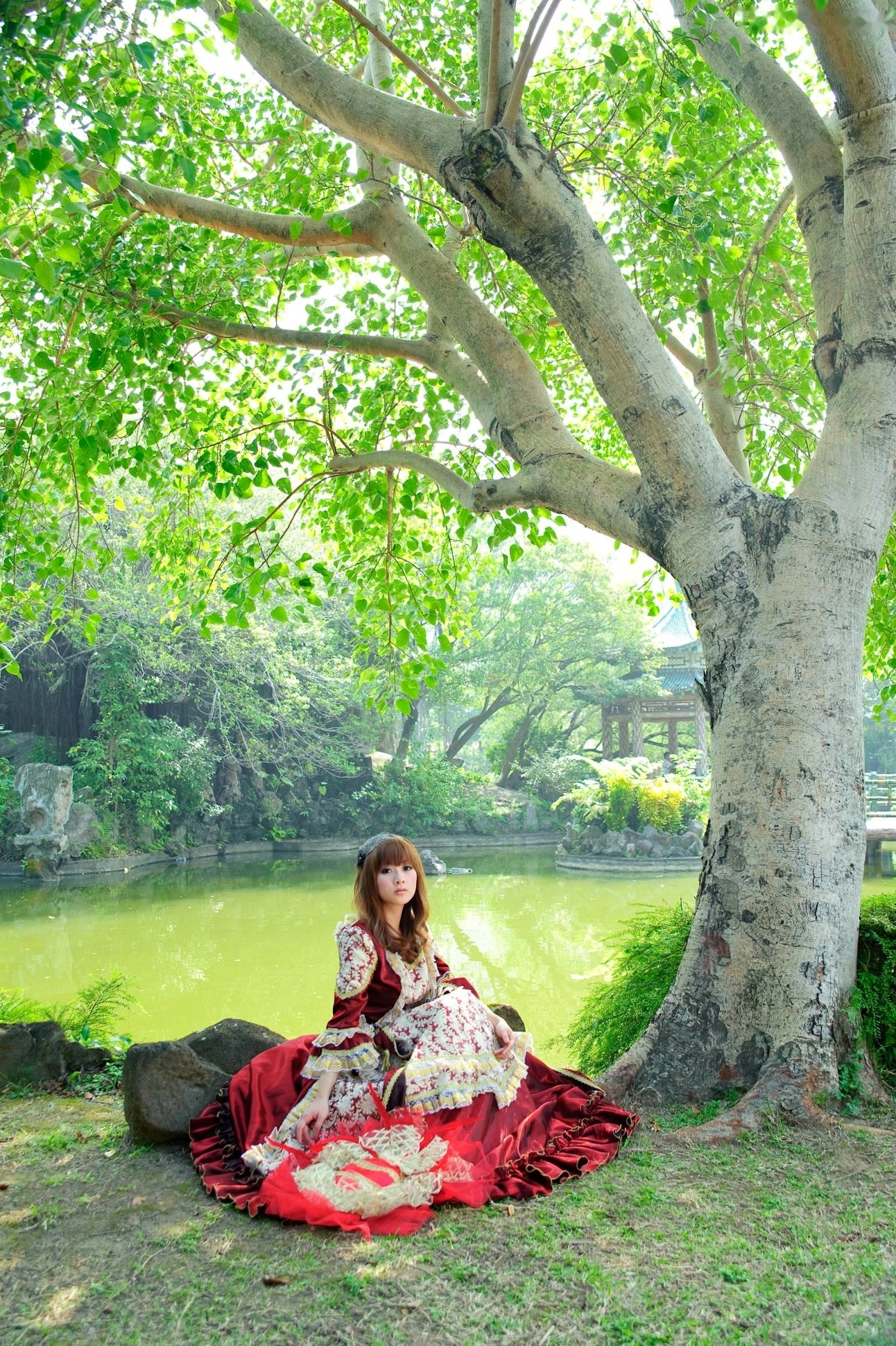 台湾正妹Mikako/果子MM户外唯美写真,华丽宫廷风与清新夏日裙装,双溪公园士林官邸赏心悦目实拍