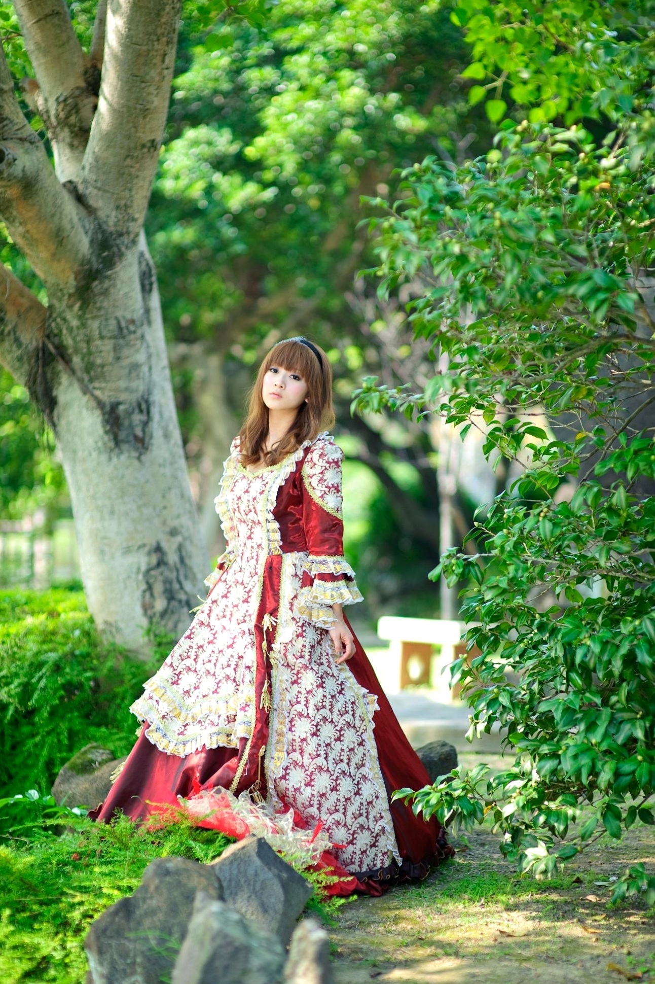 台湾正妹Mikako/果子MM户外唯美写真,华丽宫廷风与清新夏日裙装,双溪公园士林官邸赏心悦目实拍