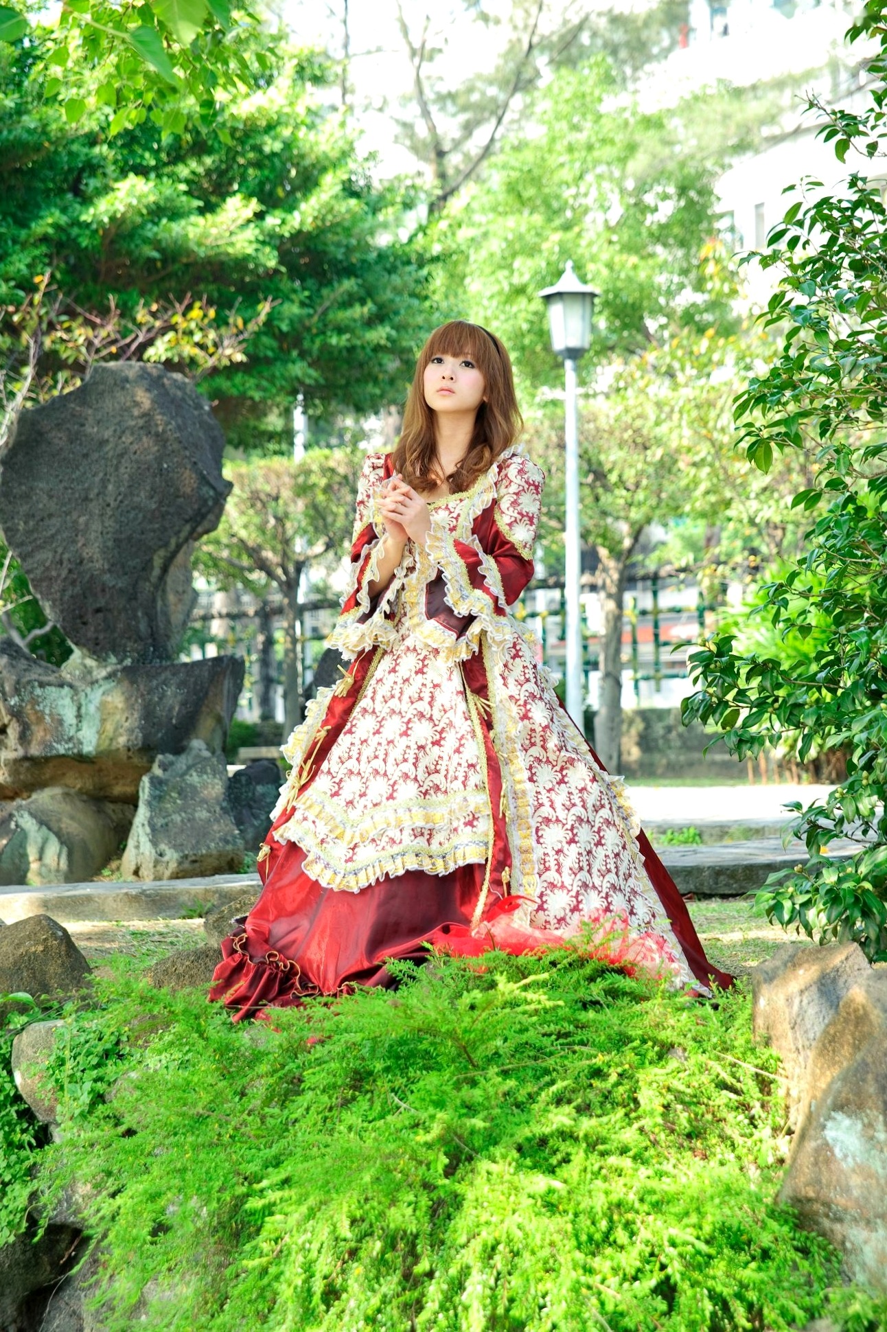 台湾正妹Mikako/果子MM户外唯美写真,华丽宫廷风与清新夏日裙装,双溪公园士林官邸赏心悦目实拍