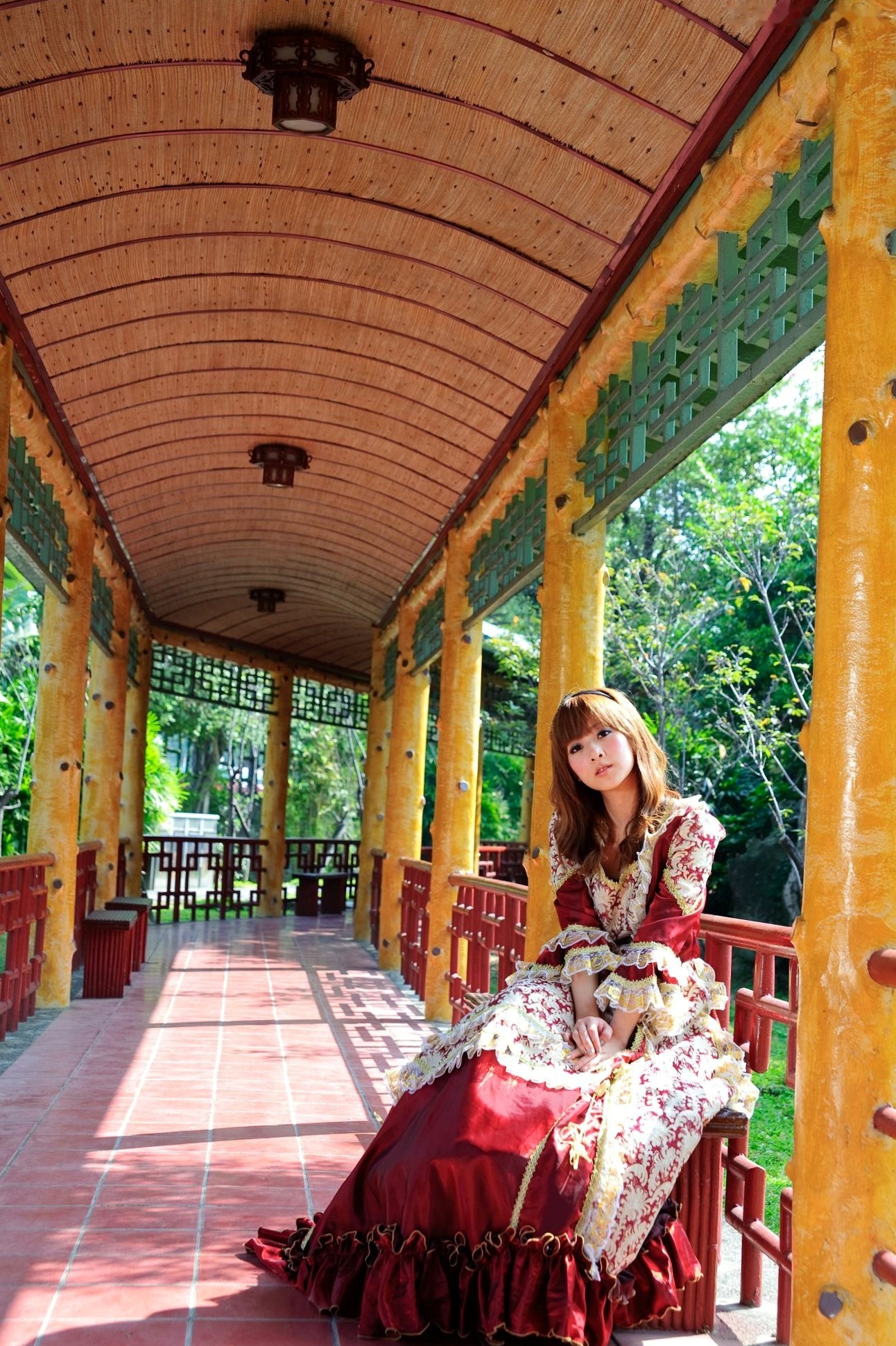 台湾正妹Mikako/果子MM户外唯美写真,华丽宫廷风与清新夏日裙装,双溪公园士林官邸赏心悦目实拍