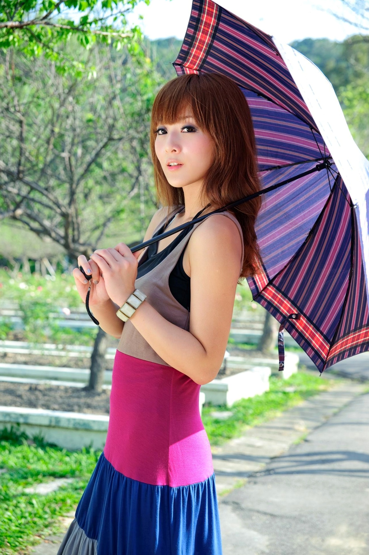 台湾正妹Mikako/果子MM户外唯美写真,华丽宫廷风与清新夏日裙装,双溪公园士林官邸赏心悦目实拍