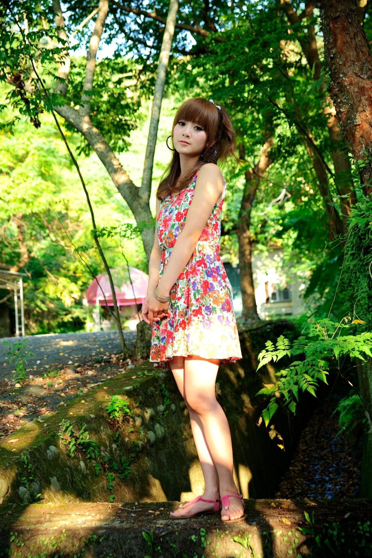 台湾正妹Mikako/果子MM户外唯美写真,华丽宫廷风与清新夏日裙装,双溪公园士林官邸赏心悦目实拍