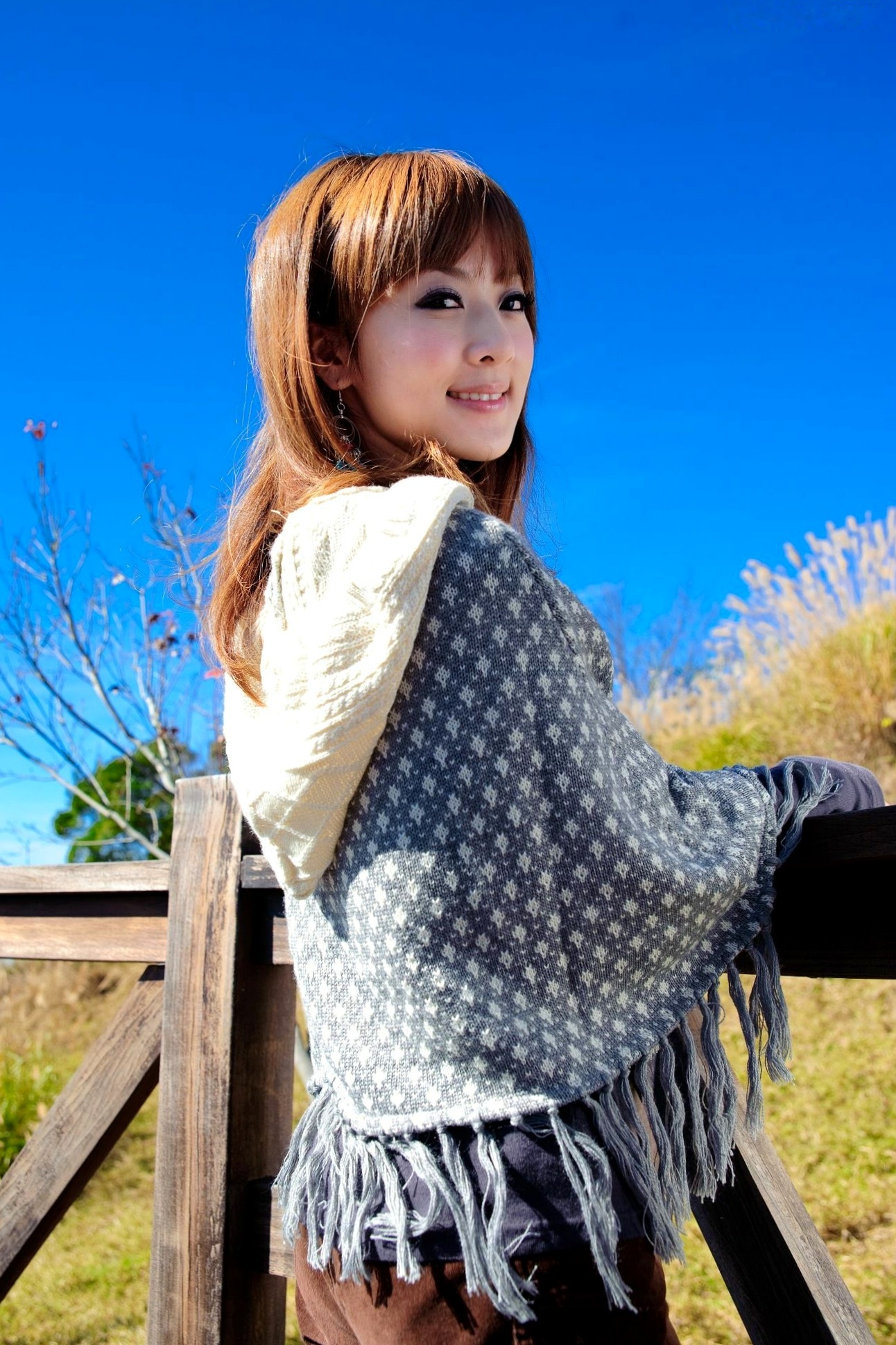 台湾正妹_果子MM/张允霏《果子遊清境》户外清新写真,元气少女自然随性穿搭,甜美笑容治愈系旅拍