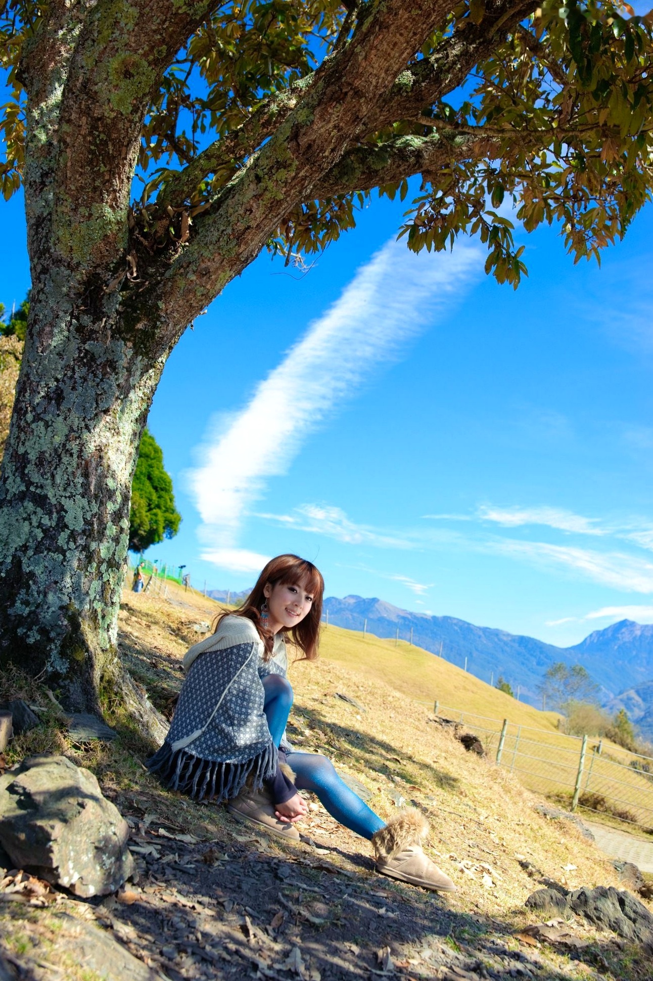 台湾正妹_果子MM/张允霏《果子遊清境》户外清新写真,元气少女自然随性穿搭,甜美笑容治愈系旅拍