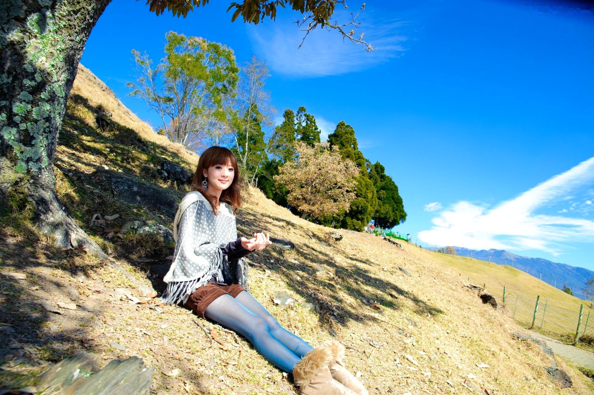 台湾正妹_果子MM/张允霏《果子遊清境》户外清新写真,元气少女自然随性穿搭,甜美笑容治愈系旅拍