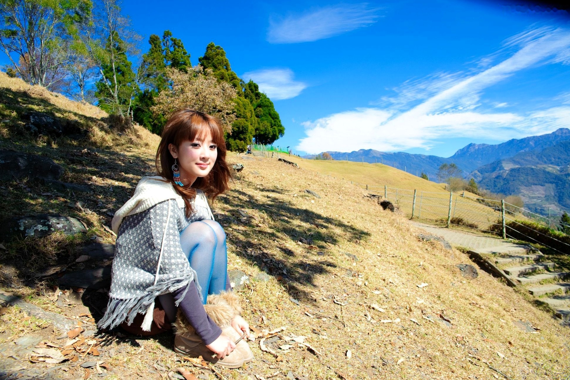 台湾正妹_果子MM/张允霏《果子遊清境》户外清新写真,元气少女自然随性穿搭,甜美笑容治愈系旅拍