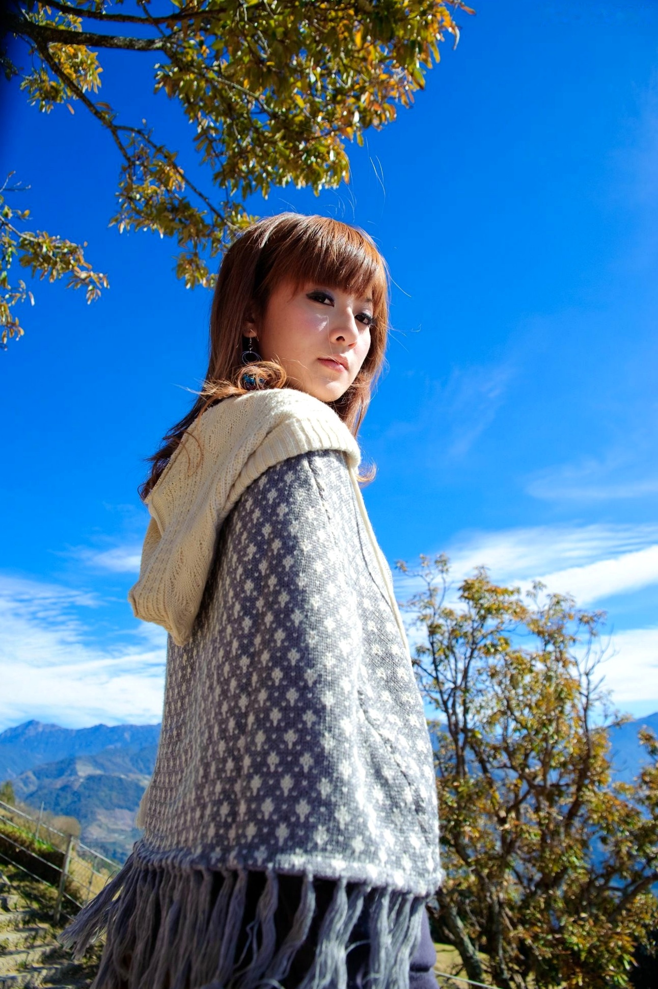台湾正妹_果子MM/张允霏《果子遊清境》户外清新写真,元气少女自然随性穿搭,甜美笑容治愈系旅拍