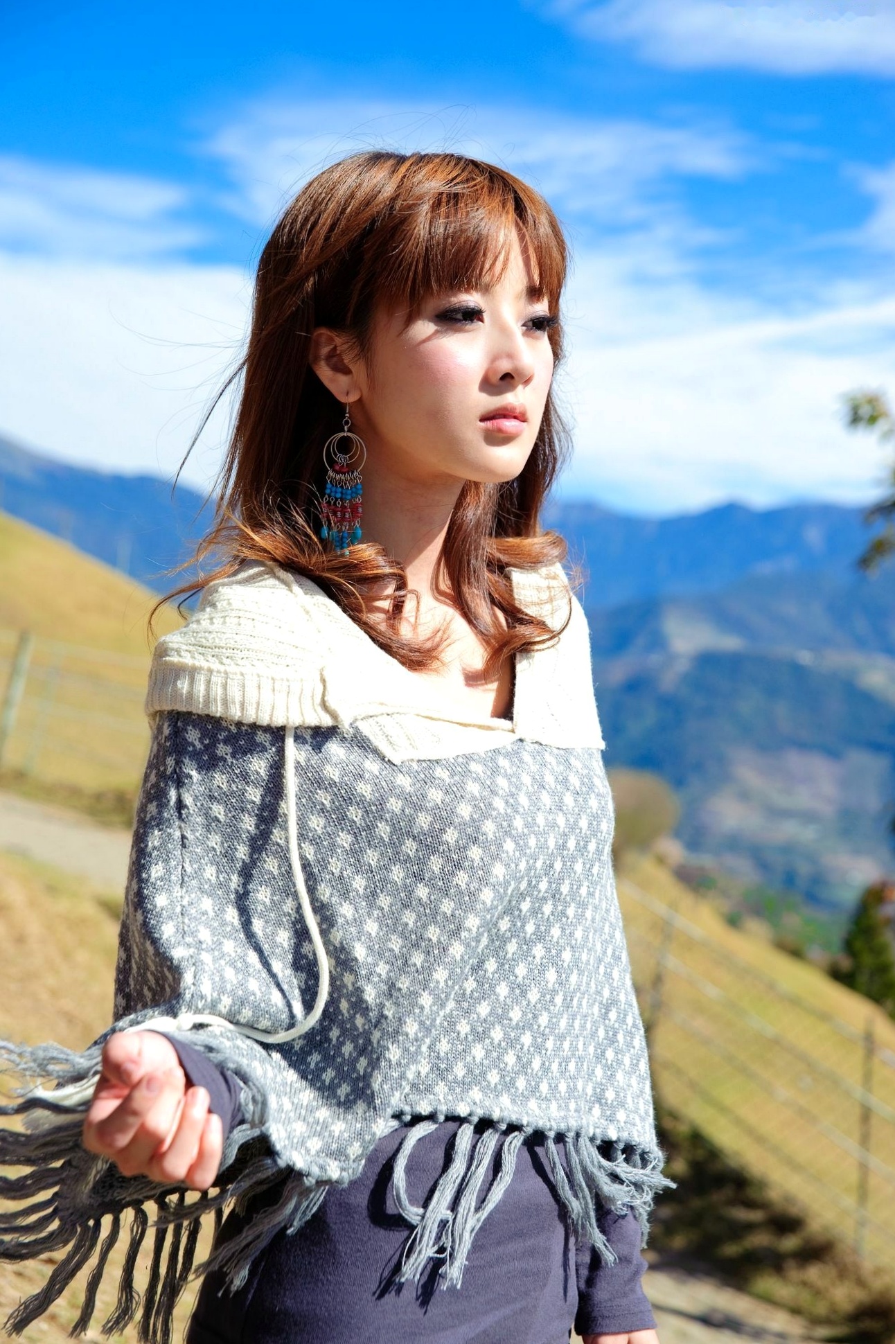 台湾正妹_果子MM/张允霏《果子遊清境》户外清新写真,元气少女自然随性穿搭,甜美笑容治愈系旅拍