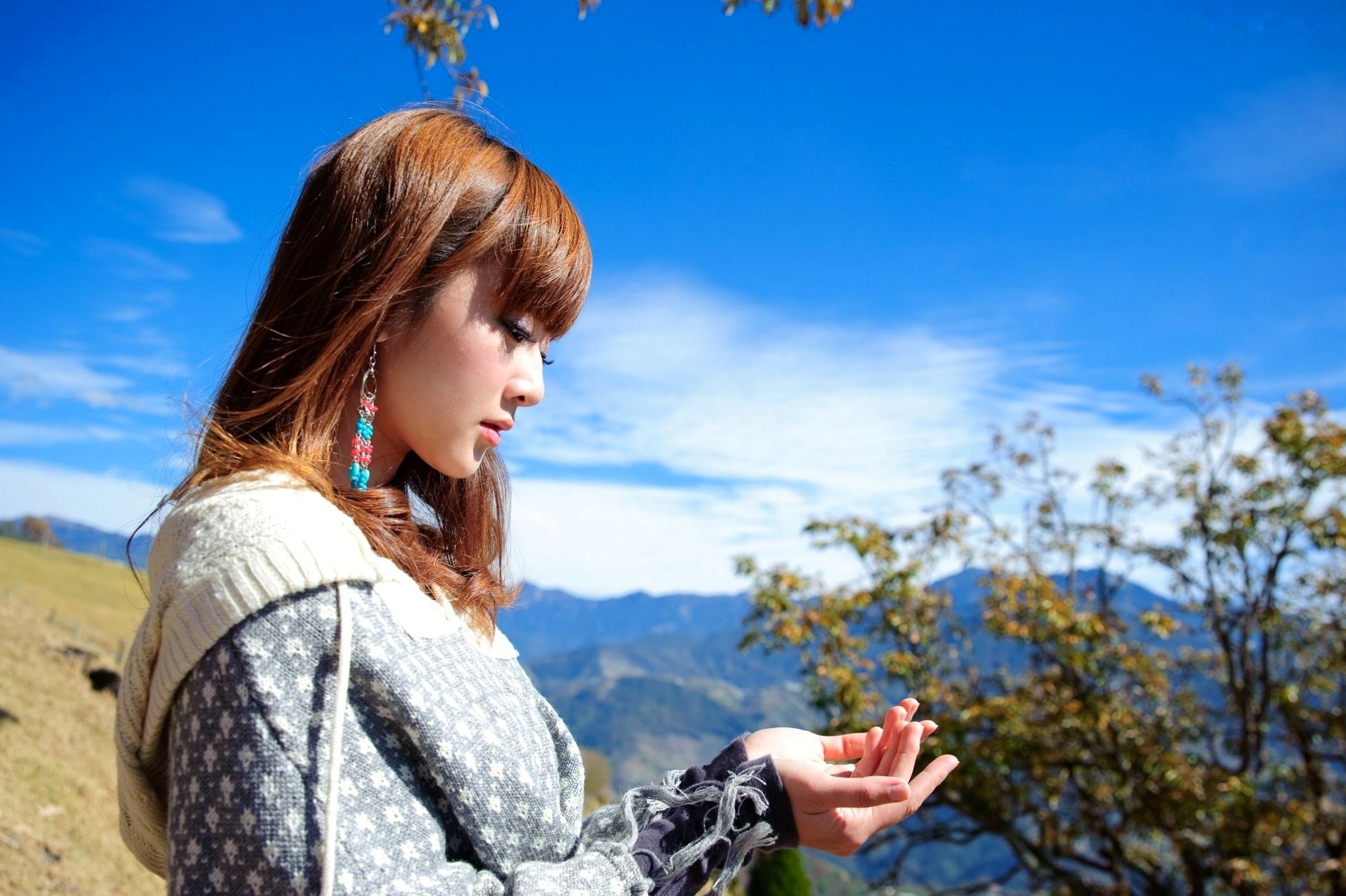 台湾正妹_果子MM/张允霏《果子遊清境》户外清新写真,元气少女自然随性穿搭,甜美笑容治愈系旅拍