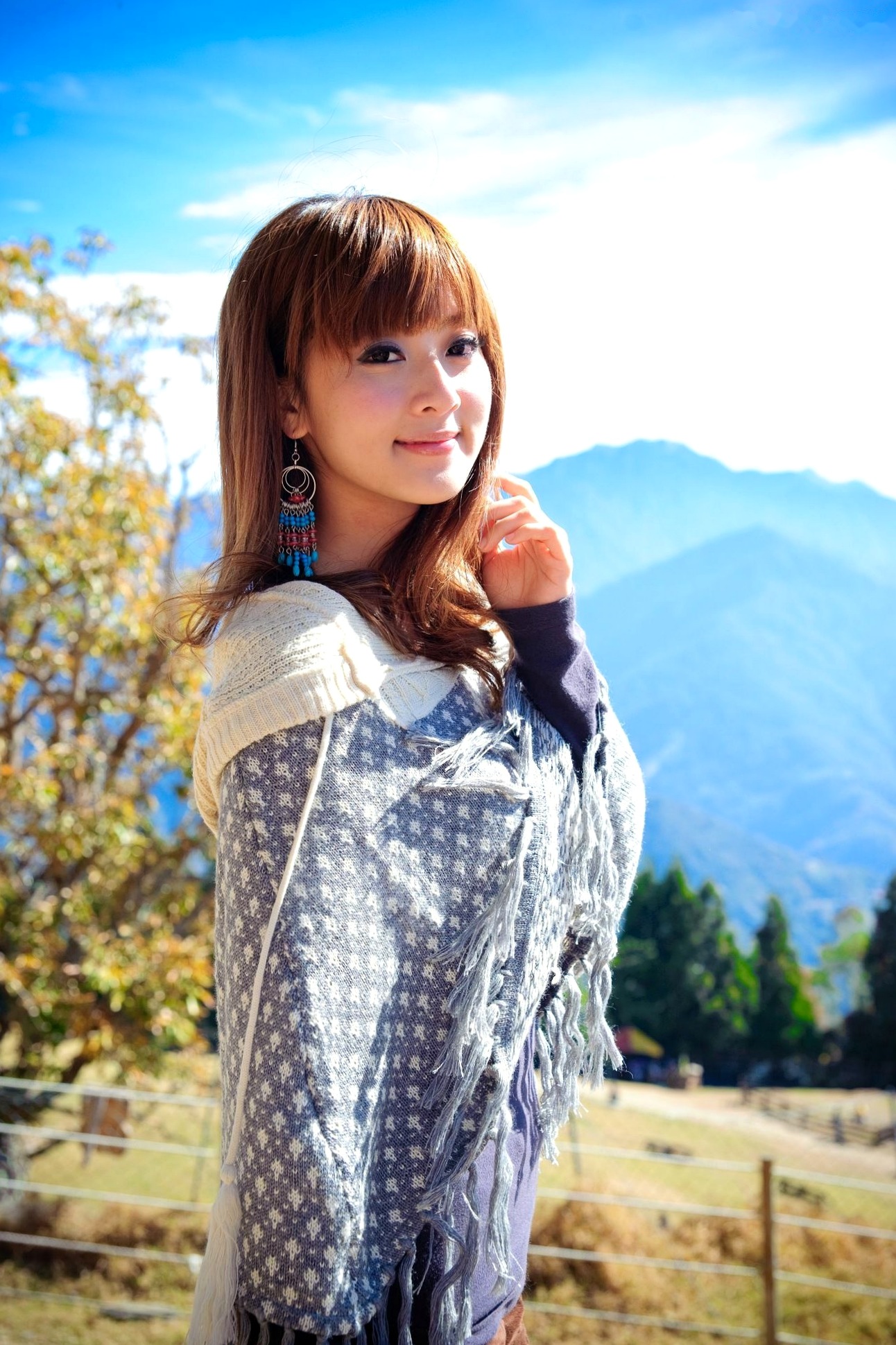 台湾正妹_果子MM/张允霏《果子遊清境》户外清新写真,元气少女自然随性穿搭,甜美笑容治愈系旅拍