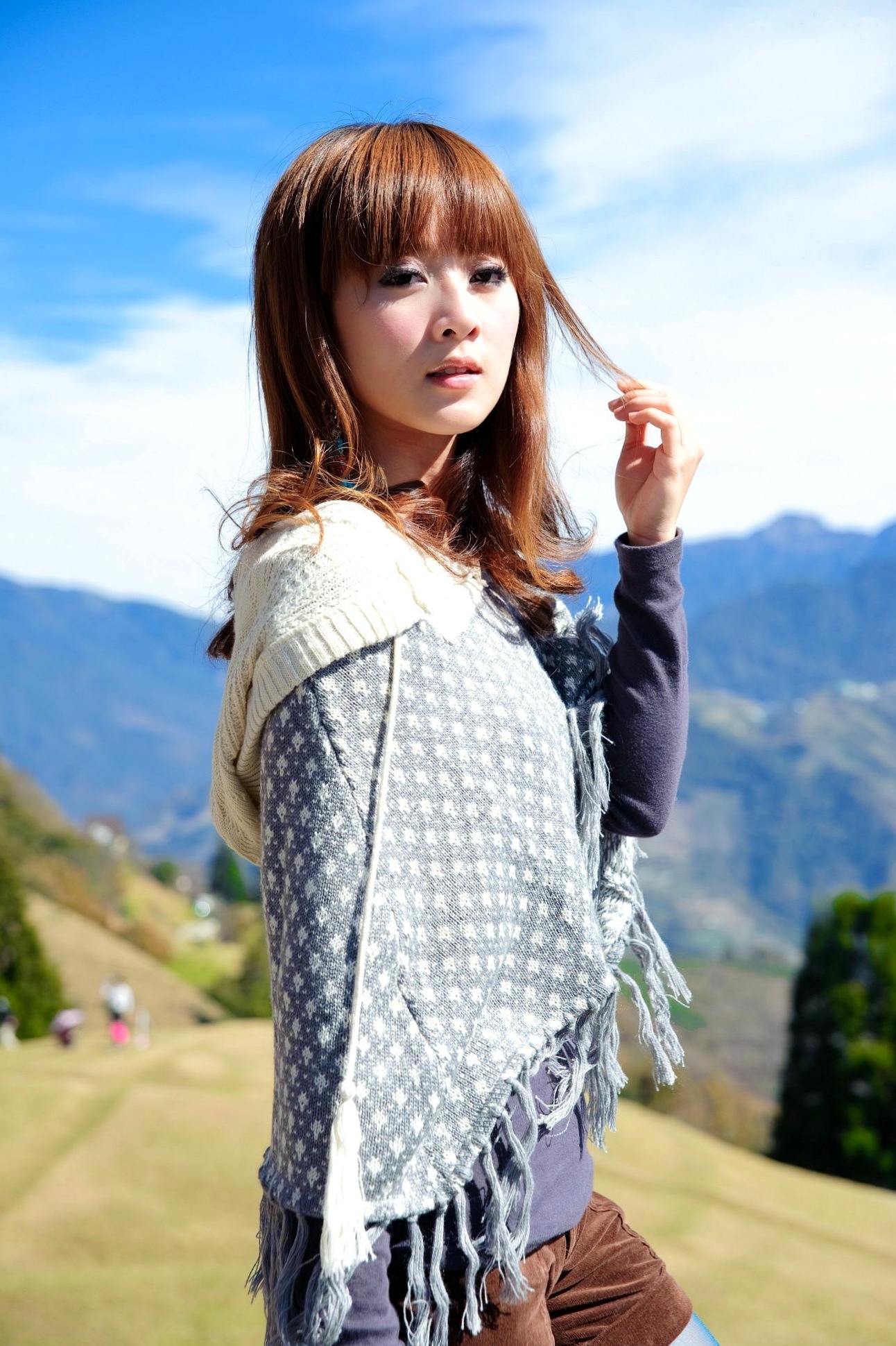 台湾正妹_果子MM/张允霏《果子遊清境》户外清新写真,元气少女自然随性穿搭,甜美笑容治愈系旅拍