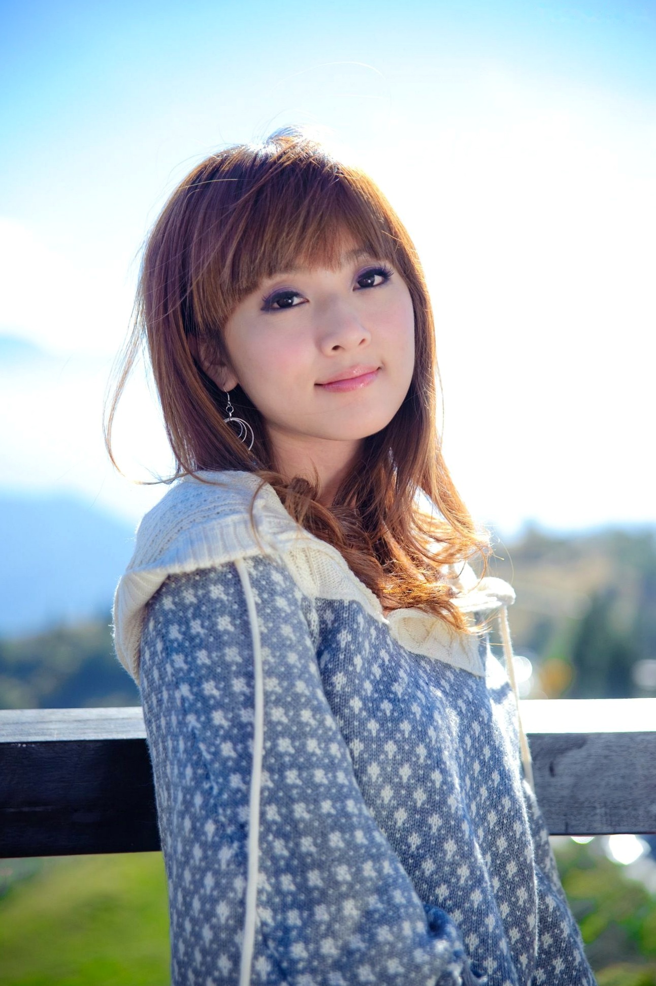 台湾正妹_果子MM/张允霏《果子遊清境》户外清新写真,元气少女自然随性穿搭,甜美笑容治愈系旅拍