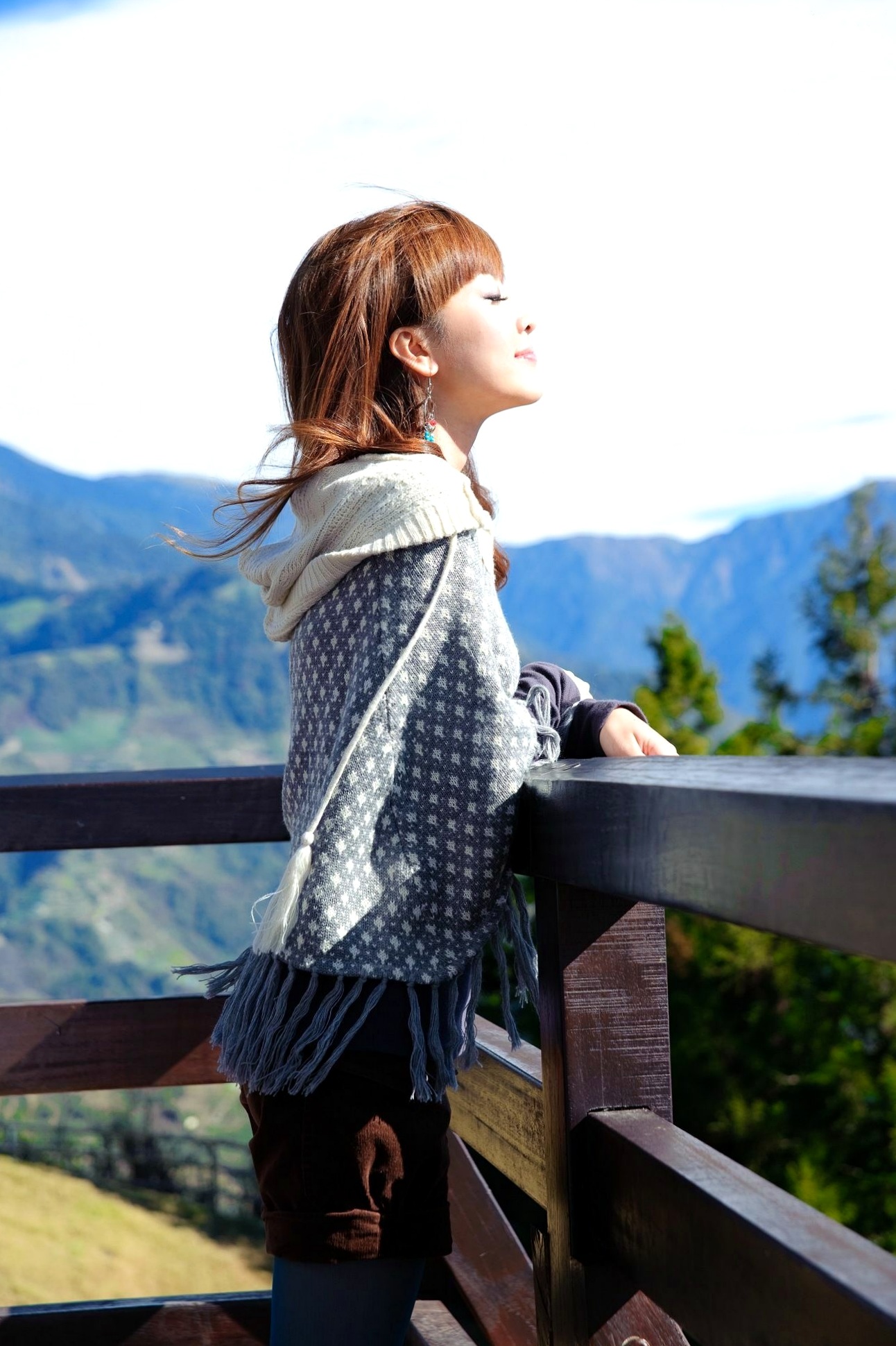 台湾正妹_果子MM/张允霏《果子遊清境》户外清新写真,元气少女自然随性穿搭,甜美笑容治愈系旅拍