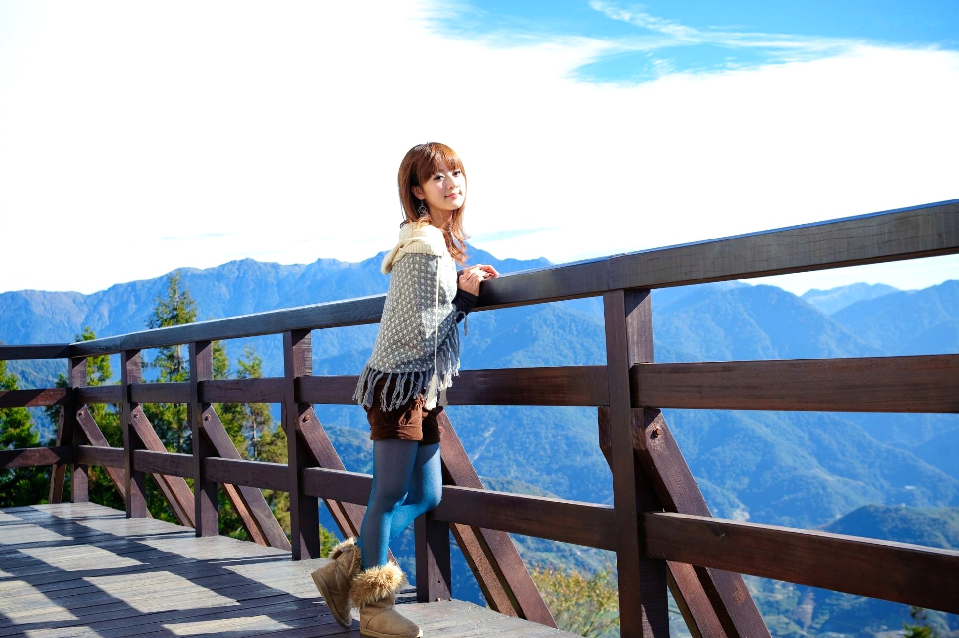 台湾正妹_果子MM/张允霏《果子遊清境》户外清新写真,元气少女自然随性穿搭,甜美笑容治愈系旅拍