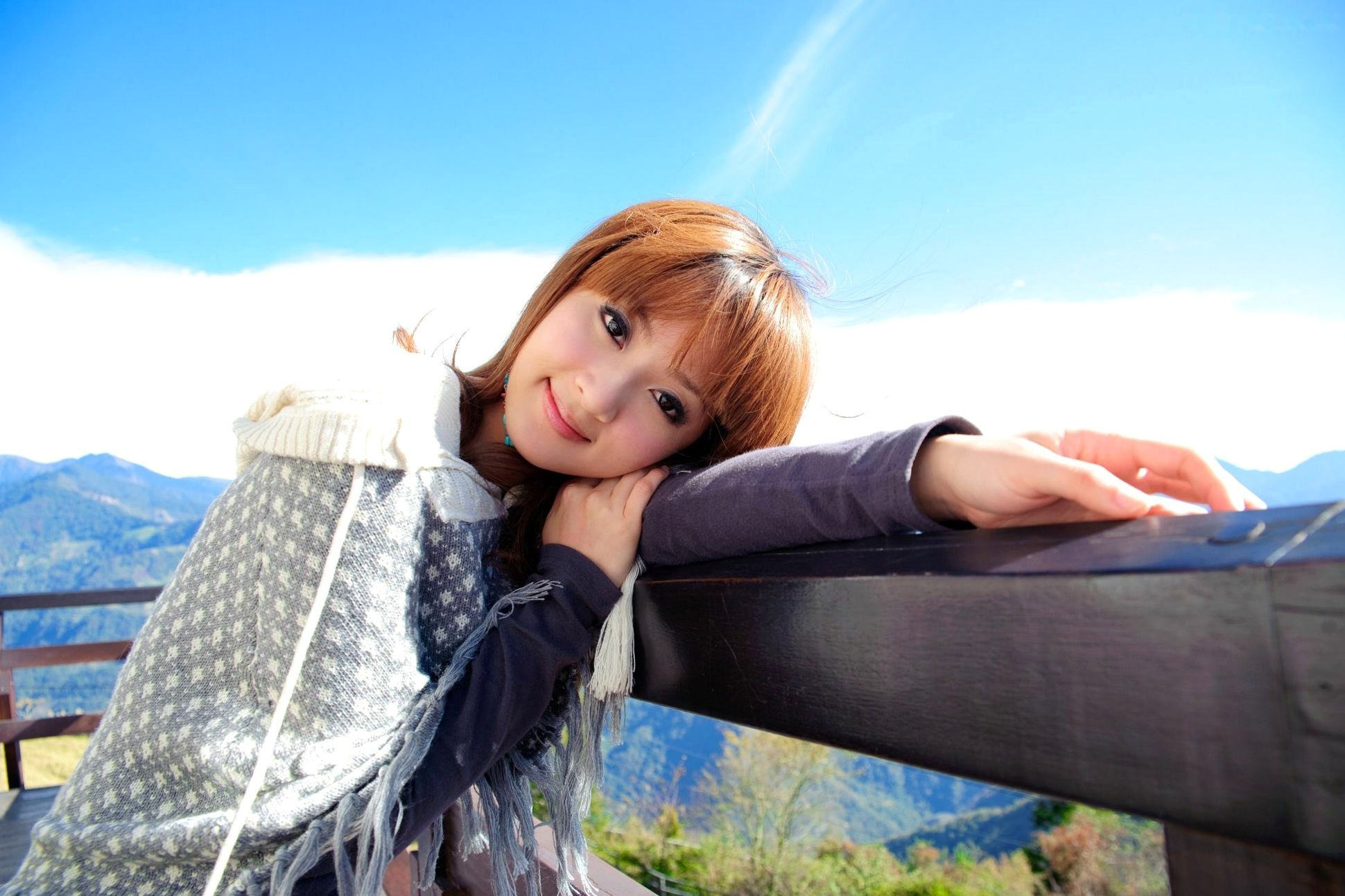 台湾正妹_果子MM/张允霏《果子遊清境》户外清新写真,元气少女自然随性穿搭,甜美笑容治愈系旅拍