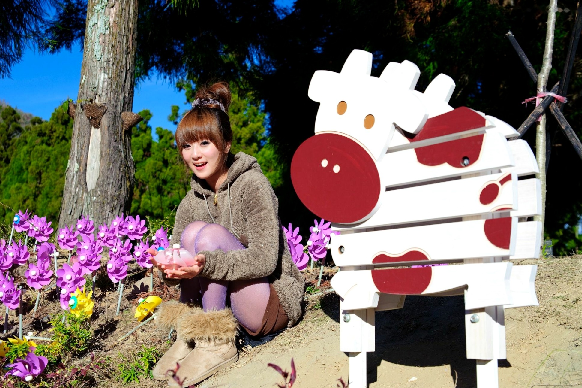 台湾正妹_果子MM/张允霏《果子遊清境》户外清新写真,元气少女自然随性穿搭,甜美笑容治愈系旅拍