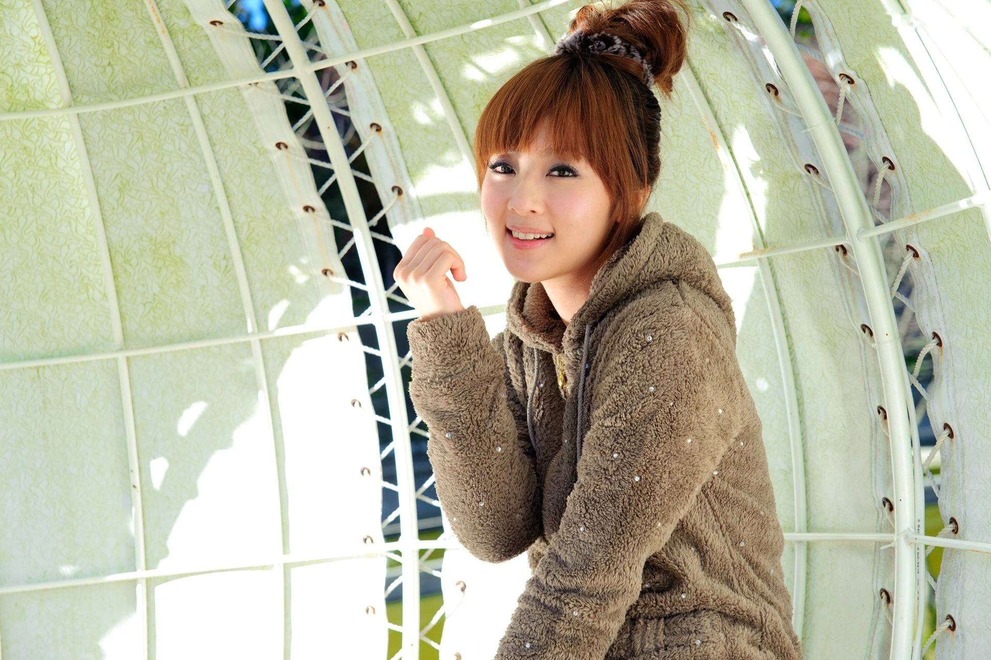 台湾正妹_果子MM/张允霏《果子遊清境》户外清新写真,元气少女自然随性穿搭,甜美笑容治愈系旅拍