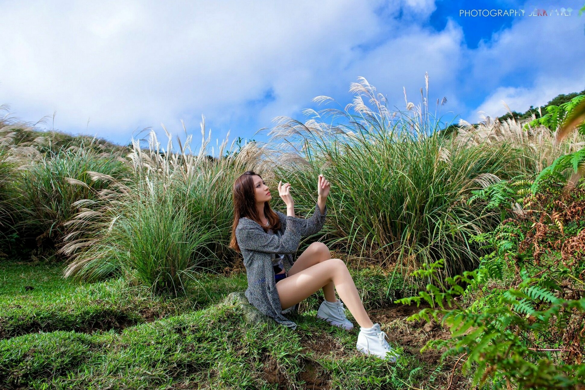 台湾正妹蔡译心Candice清新修长美腿写真集,室内时尚穿搭风格高清作品集