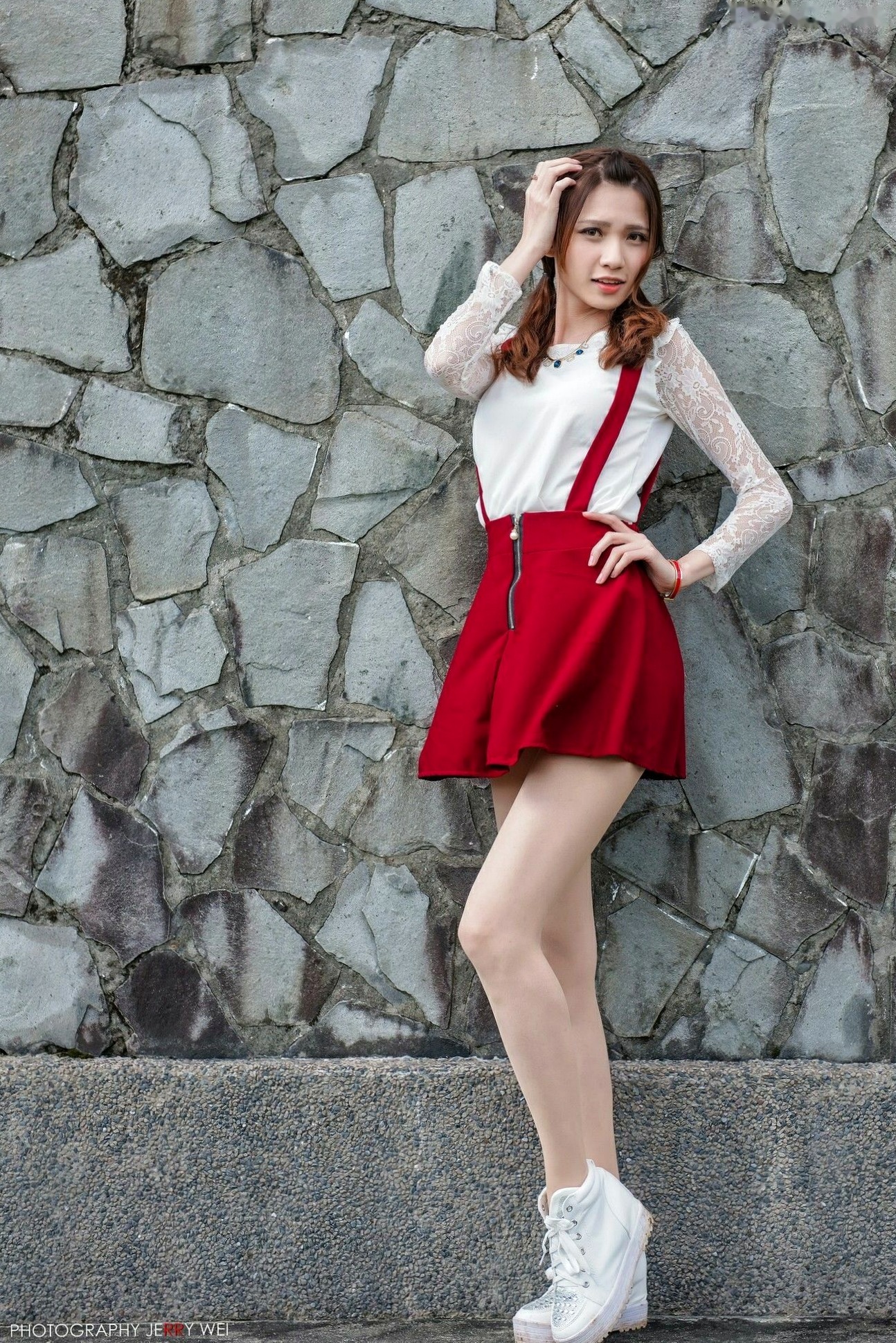 台湾正妹蔡译心Candice清新修长美腿写真集,室内时尚穿搭风格高清作品集