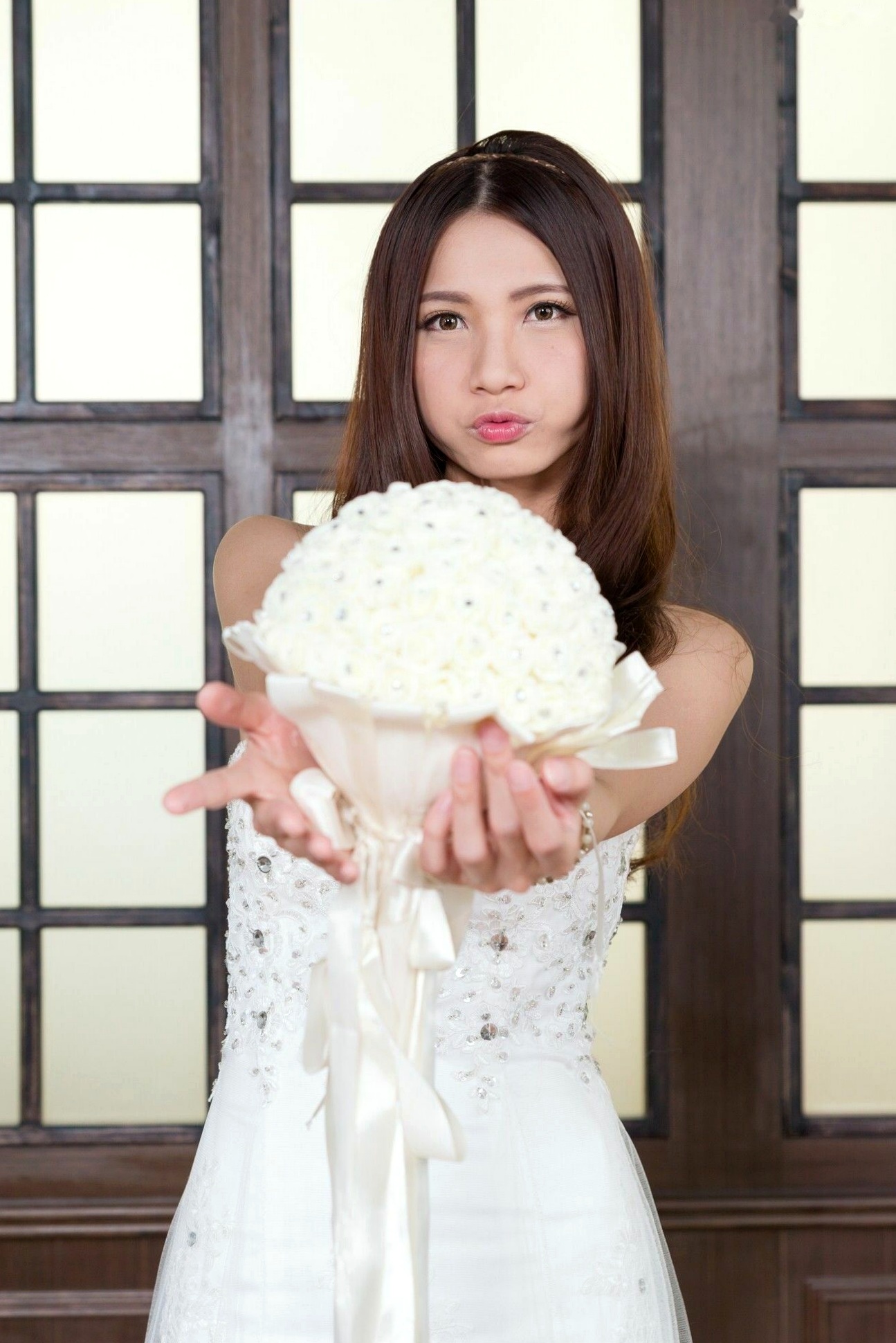 台湾正妹蔡译心Candice清新修长美腿写真集,室内时尚穿搭风格高清作品集