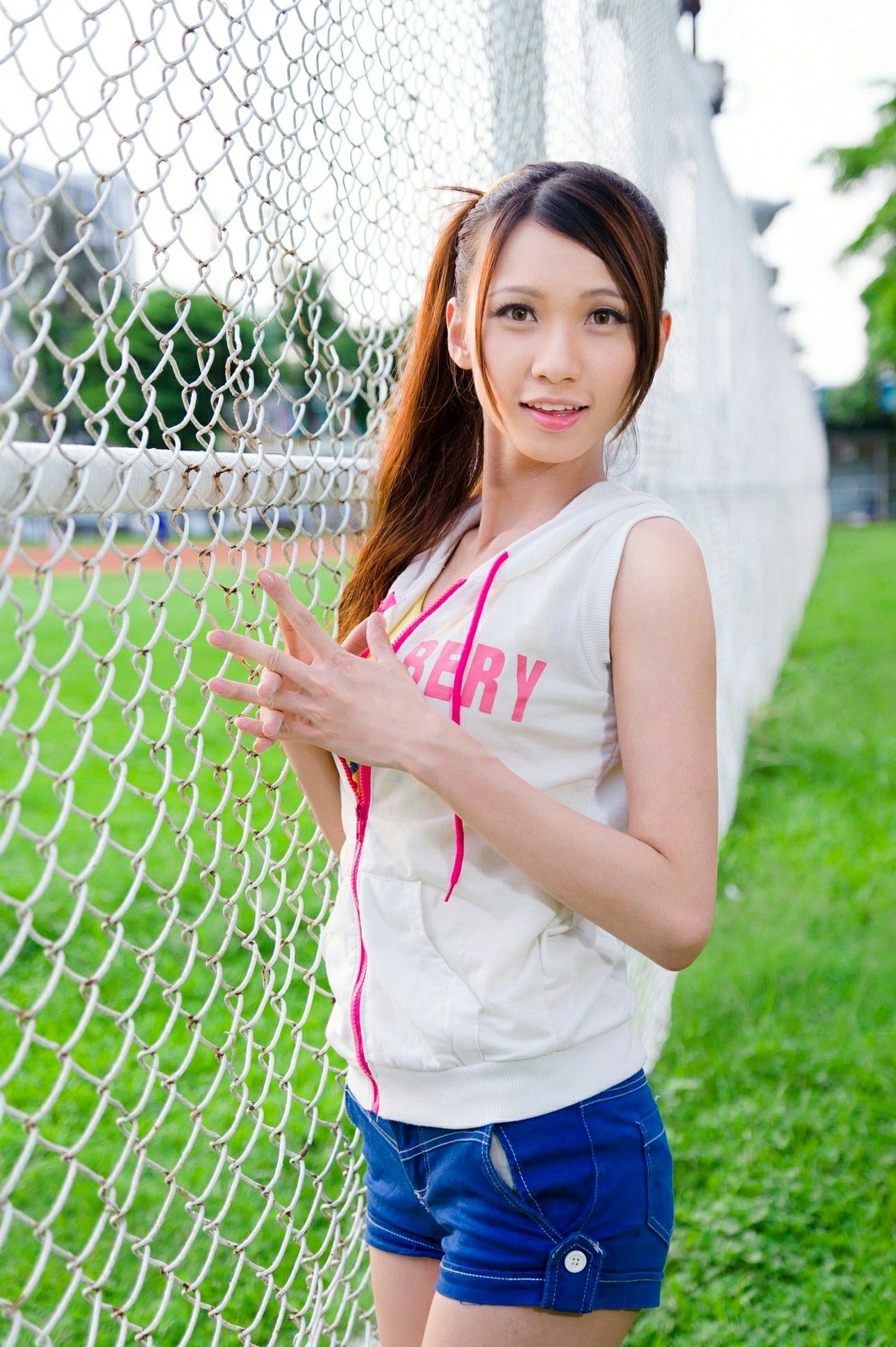 台湾正妹蔡译心Candice清新修长美腿写真集,室内时尚穿搭风格高清作品集
