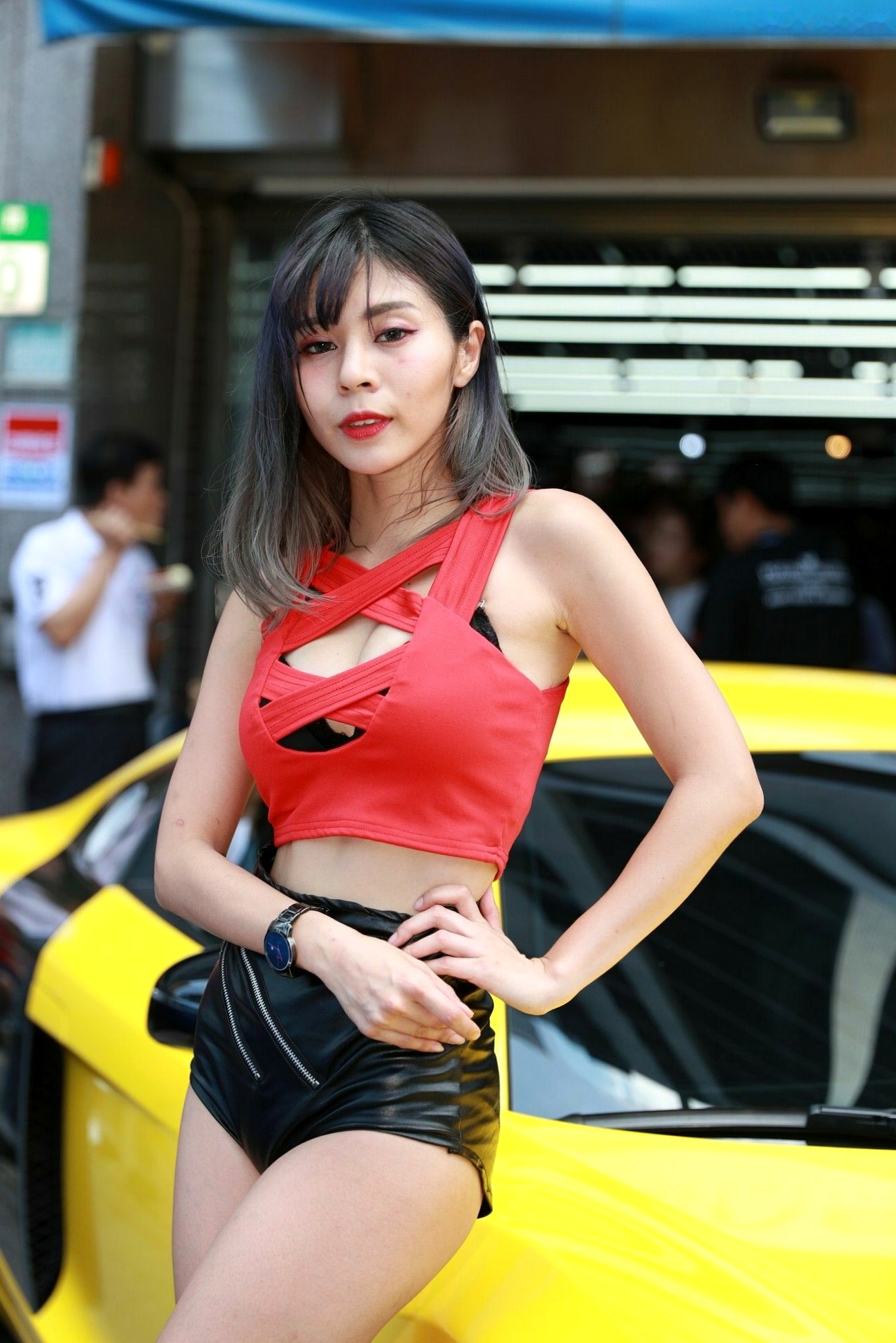 台湾正妹爵镁JUEMEI汽车工艺精选:火辣车模性感助阵,修长美腿演绎赛车女郎诱惑大片
