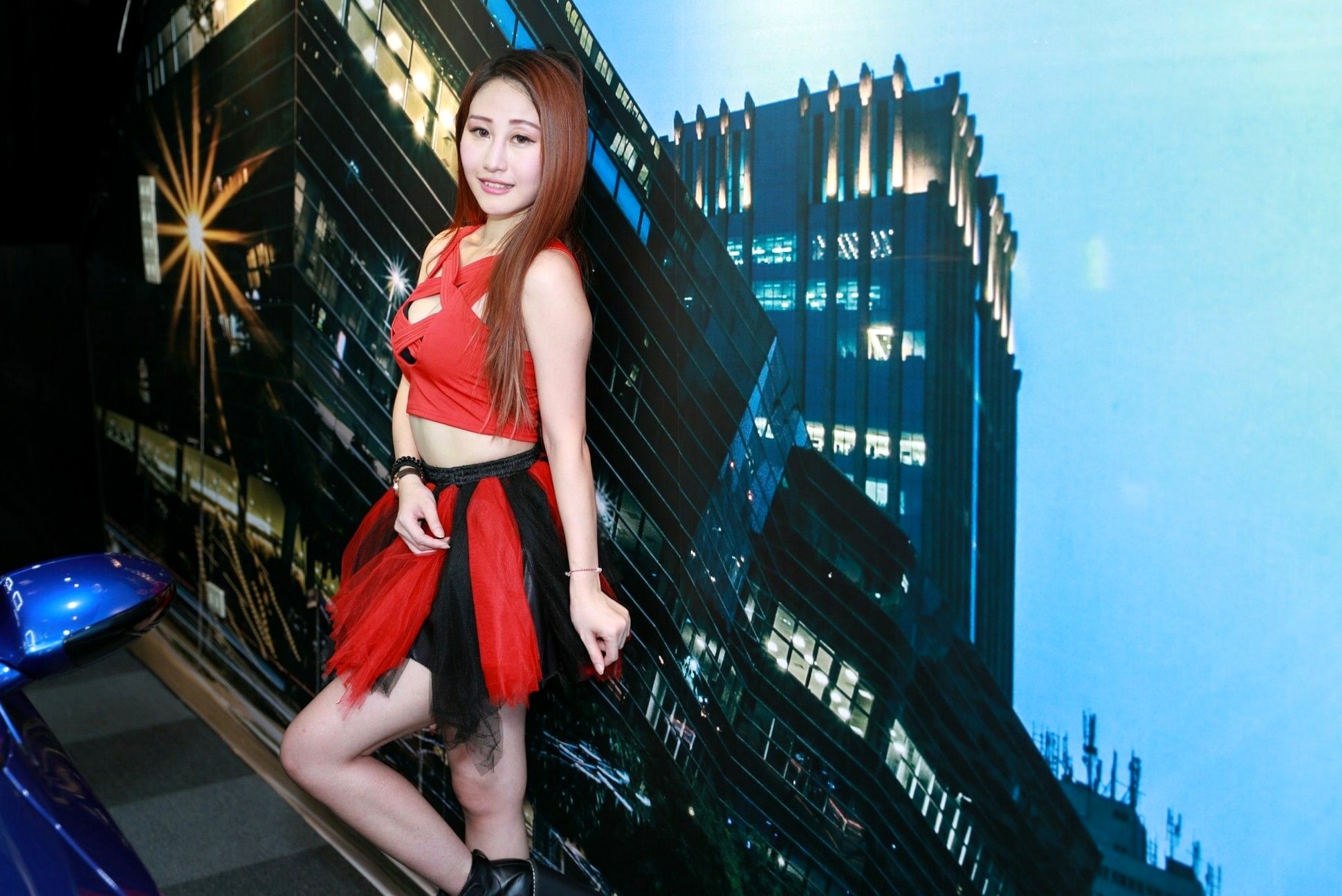 台湾正妹爵镁JUEMEI汽车工艺精选:火辣车模性感助阵,修长美腿演绎赛车女郎诱惑大片