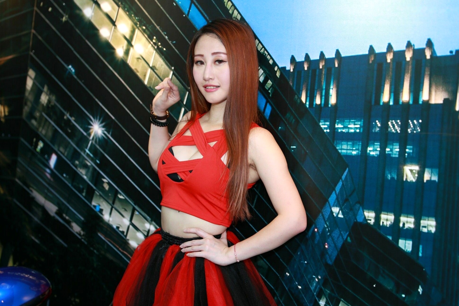台湾正妹爵镁JUEMEI汽车工艺精选:火辣车模性感助阵,修长美腿演绎赛车女郎诱惑大片