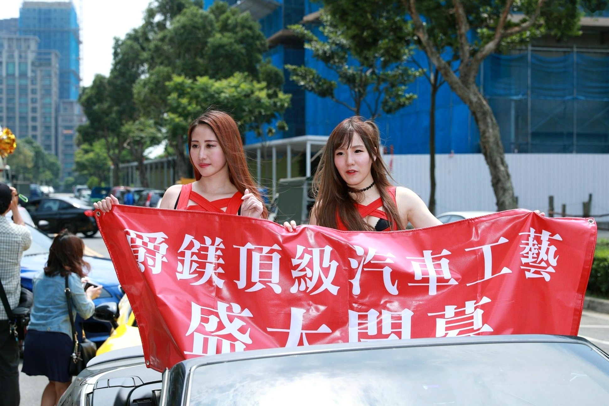 台湾正妹爵镁JUEMEI汽车工艺精选:火辣车模性感助阵,修长美腿演绎赛车女郎诱惑大片