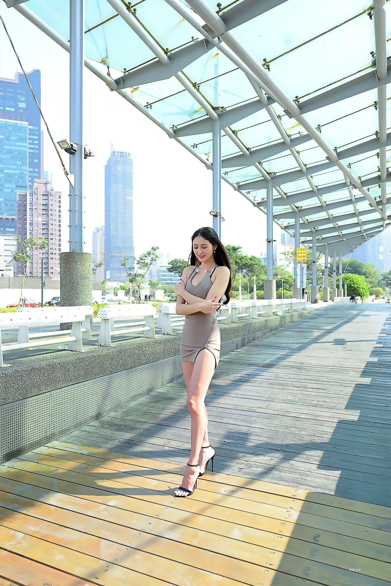 台湾嫩模Lola雪岑户外紧身裙写真,176cm修长美腿展馆冷艳时尚街拍