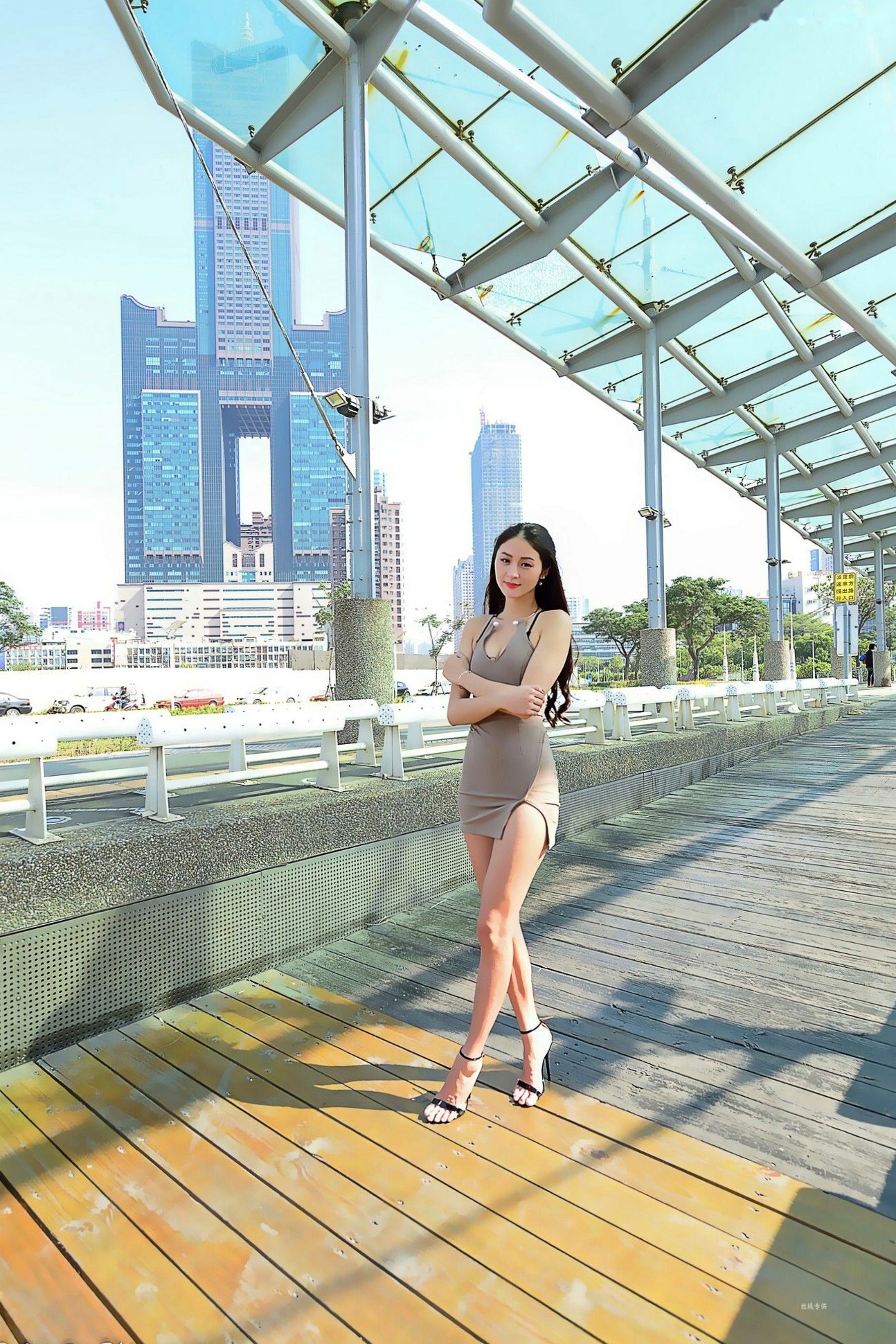台湾嫩模Lola雪岑户外紧身裙写真,176cm修长美腿展馆冷艳时尚街拍