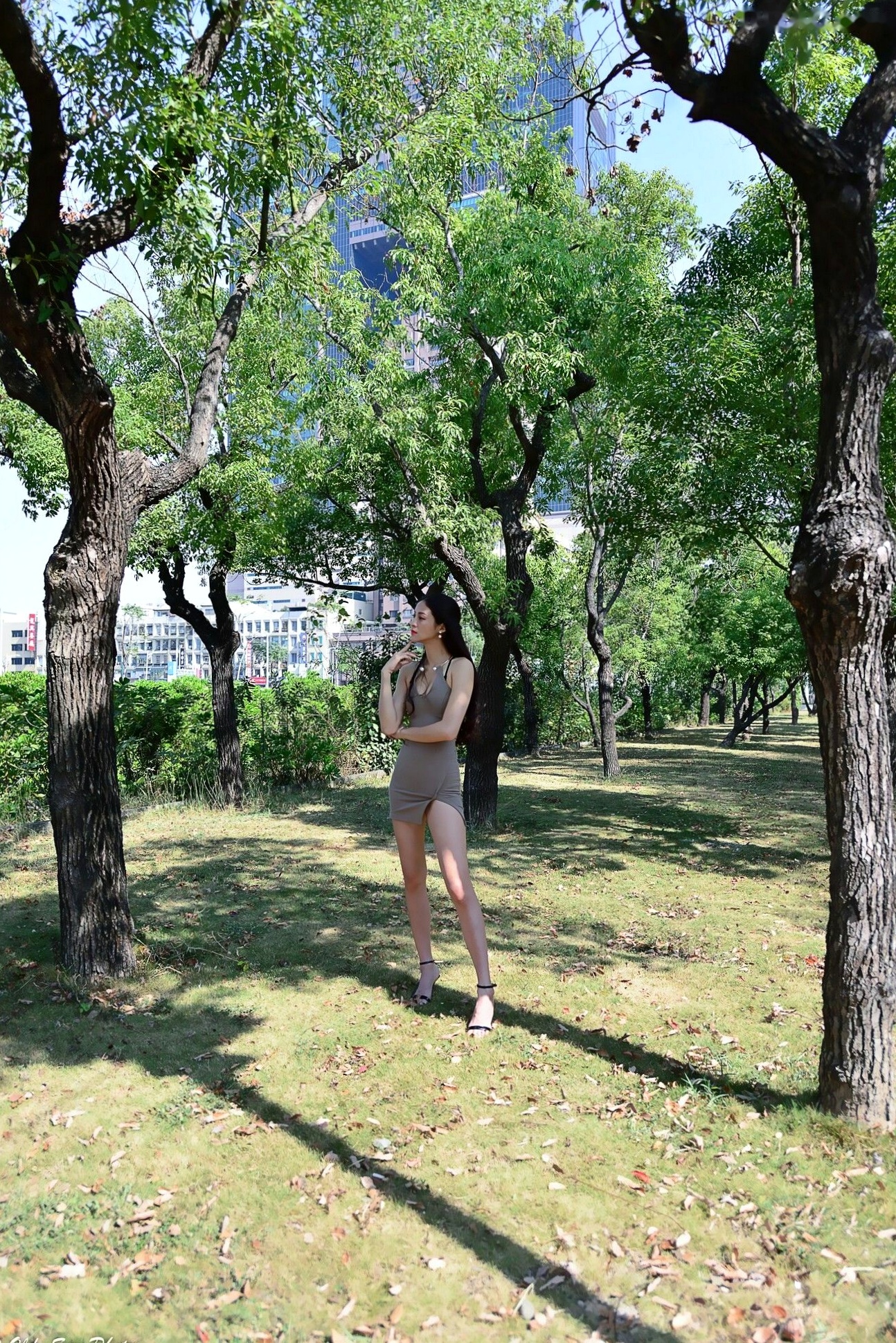 台湾嫩模Lola雪岑户外紧身裙写真,176cm修长美腿展馆冷艳时尚街拍